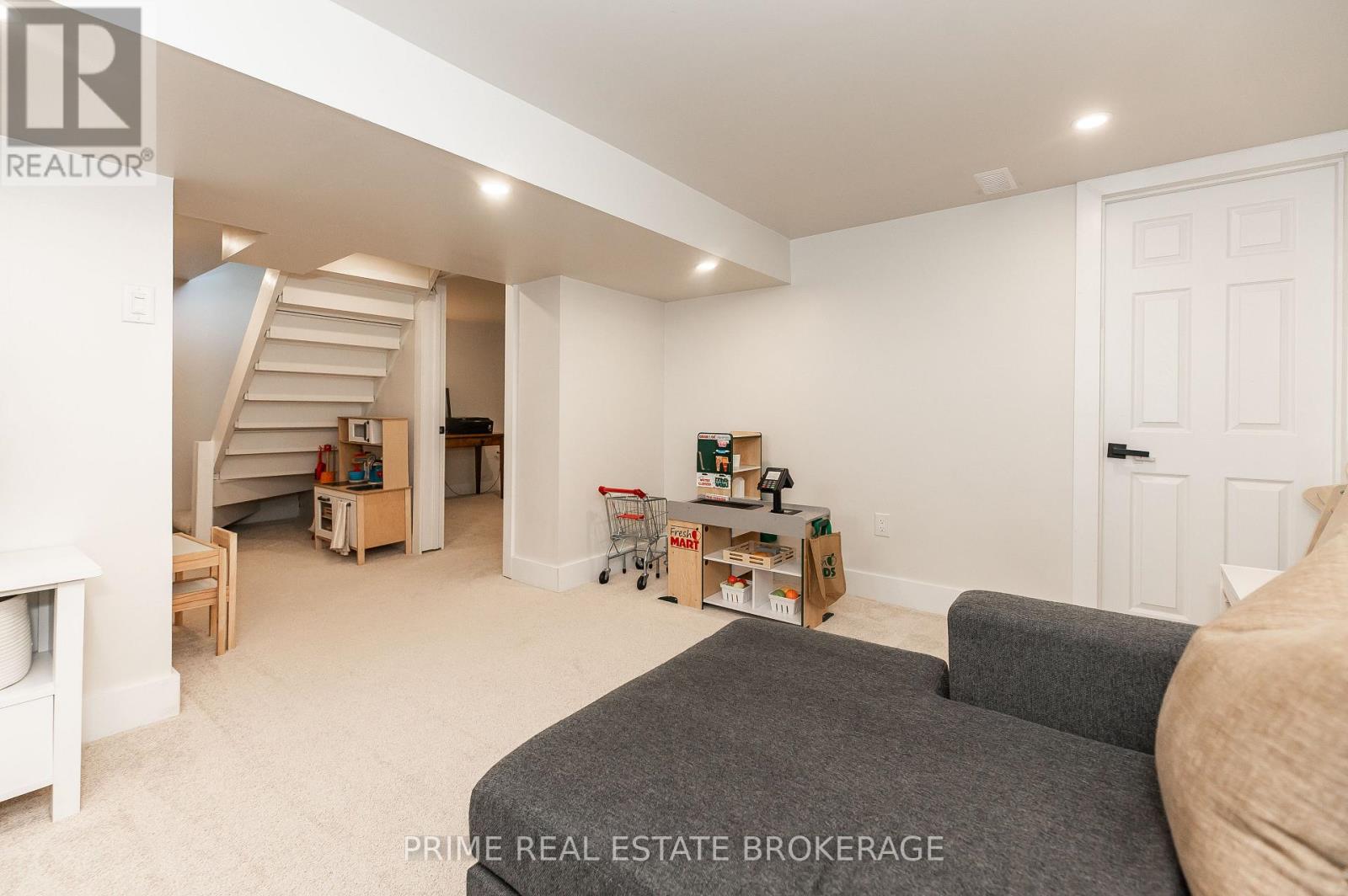 8 PINE STREET - 36