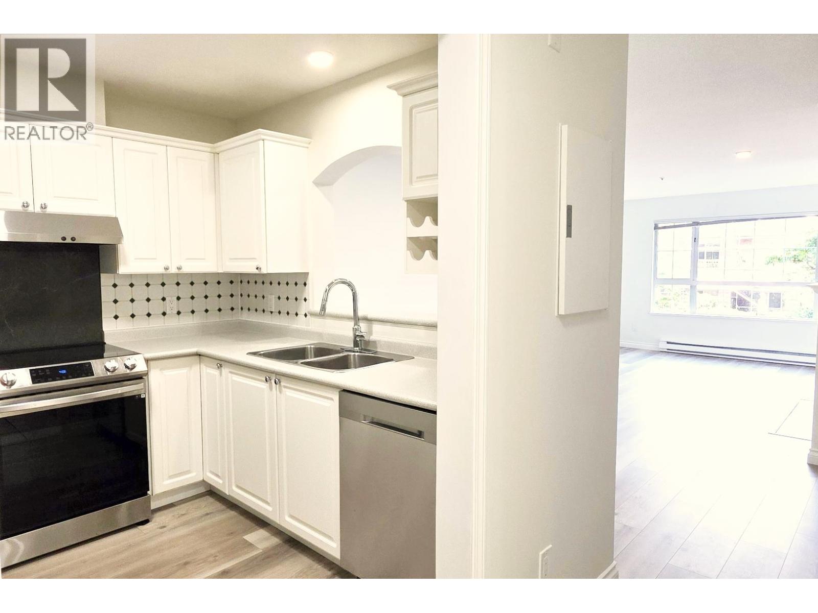 205 2970 PRINCESS CRESCENT, Coquitlam