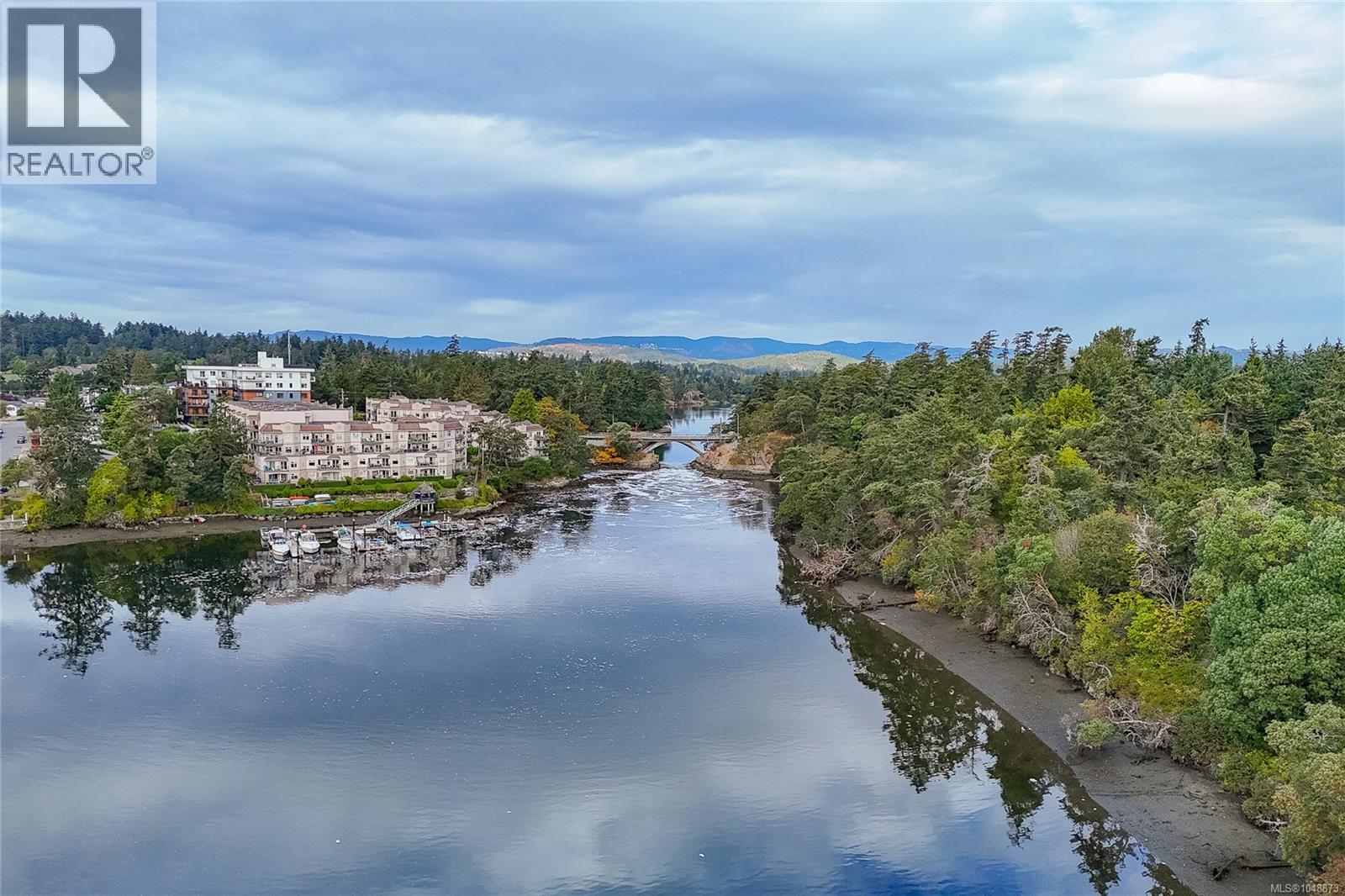 204 81 Gorge Road West, Saanich