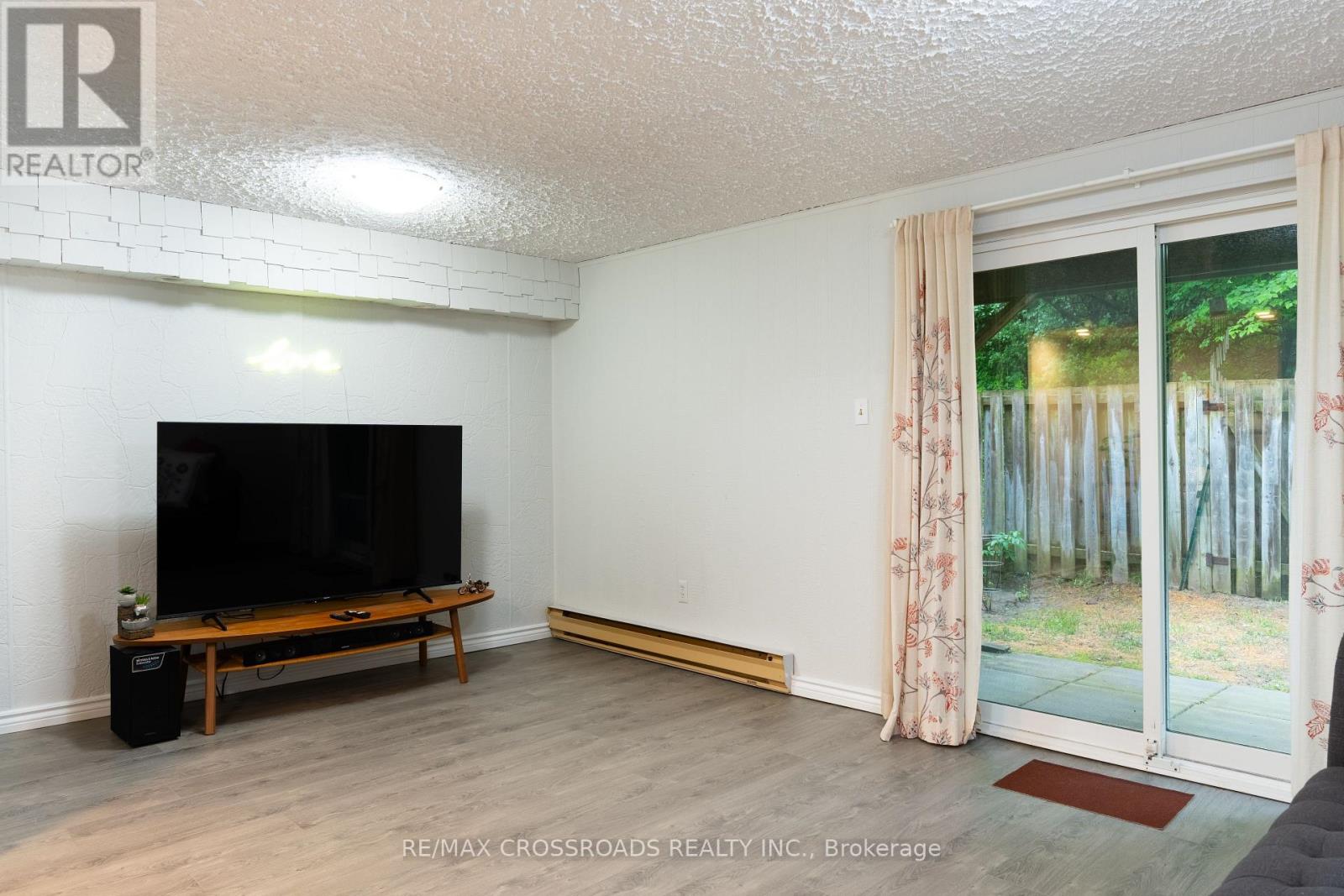 #30 350 CAMELOT COURT - 29