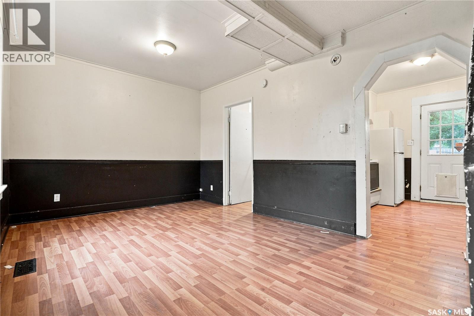 320 J AVENUE N, Saskatoon Saskatchewan — photo 2