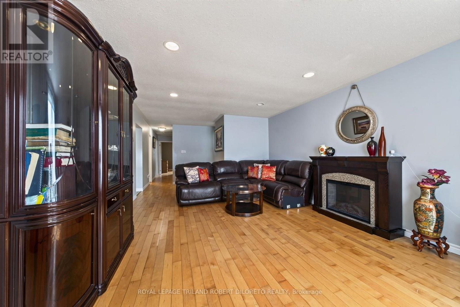 654 GRENFELL DRIVE - 12