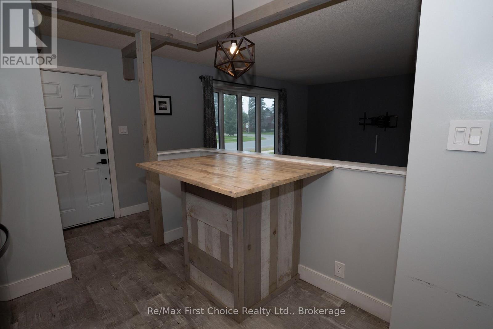 271 CHRISTINA STREET W - 4