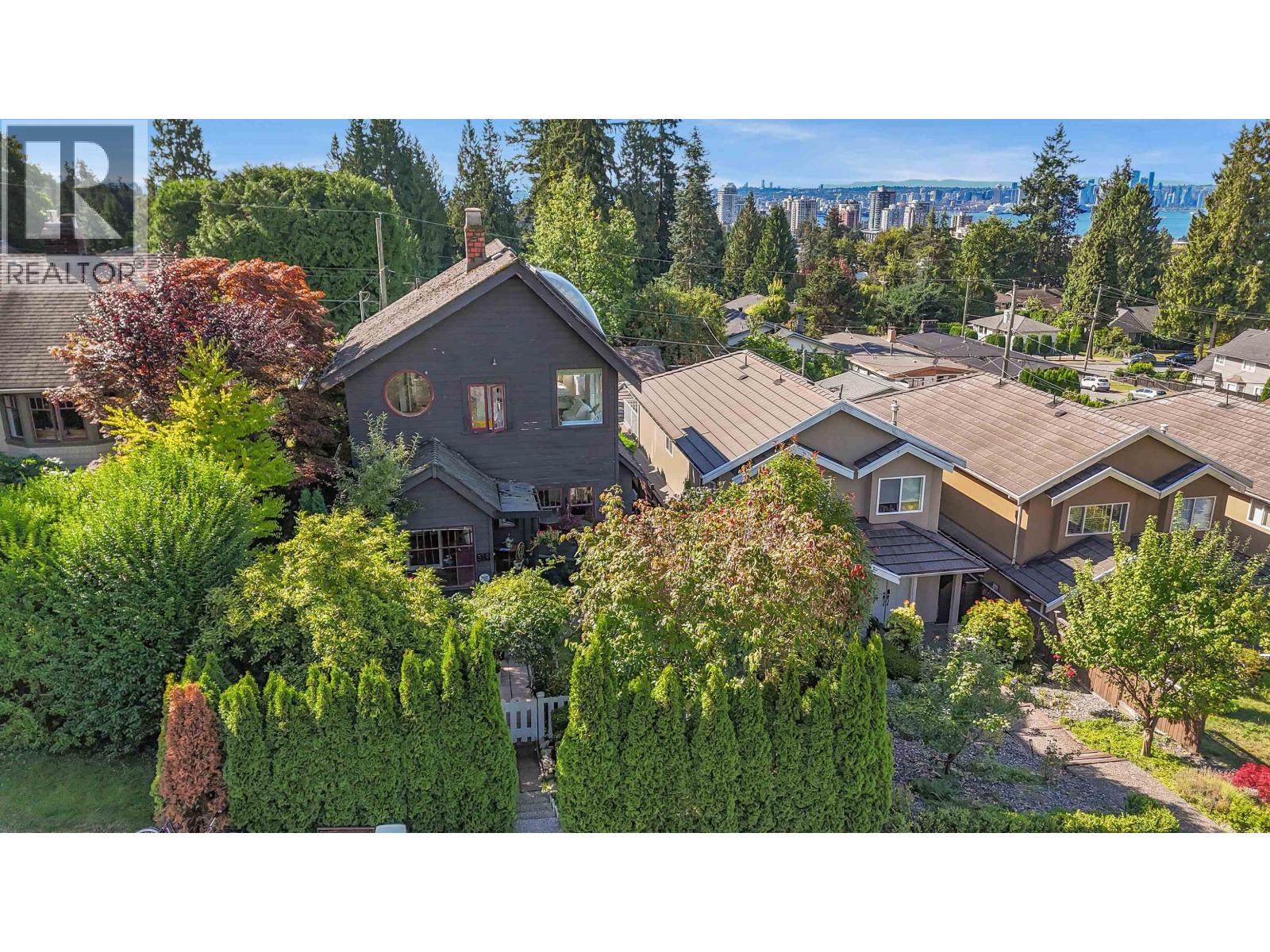 319 E 27TH STREET, North Vancouver — photo 1