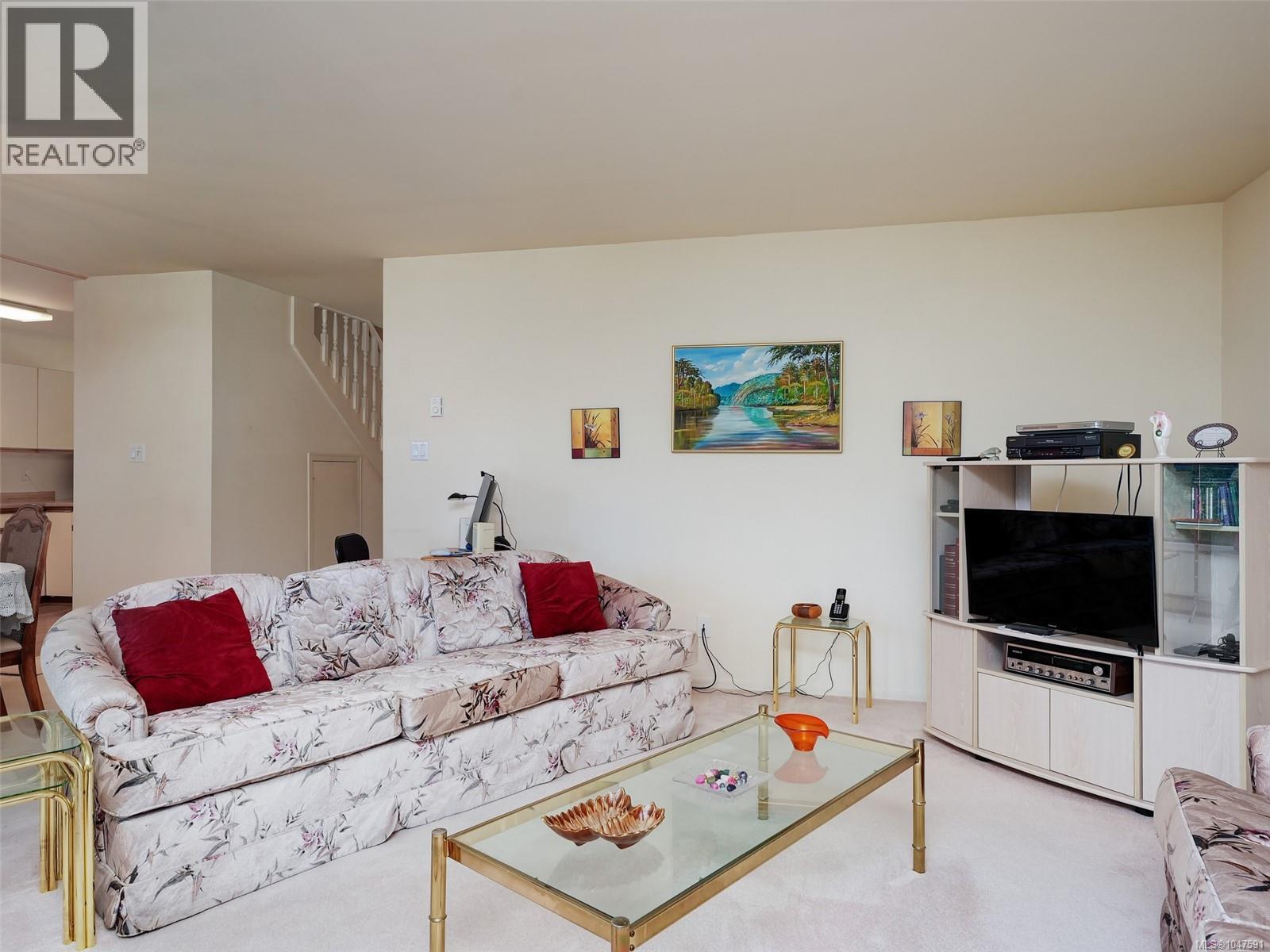2 1309 McKenzie Avenue, Saanich