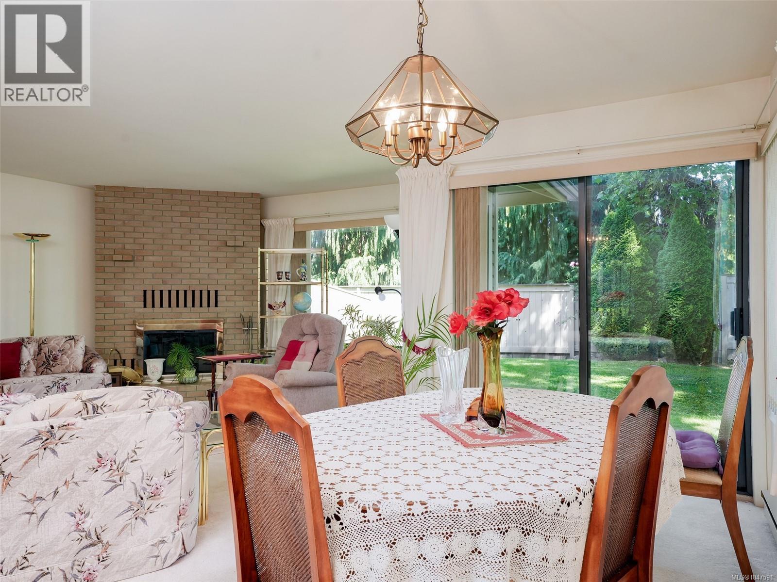 2 1309 McKenzie Avenue, Saanich