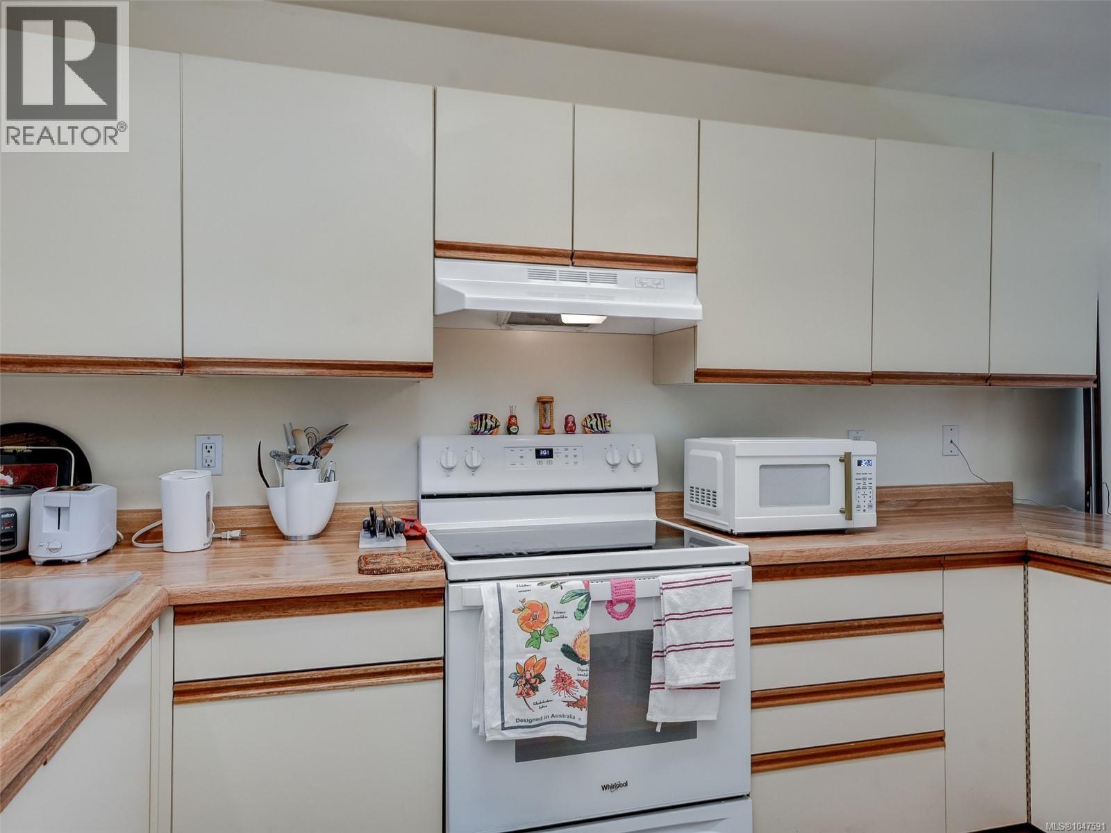 2 1309 McKenzie Avenue, Saanich