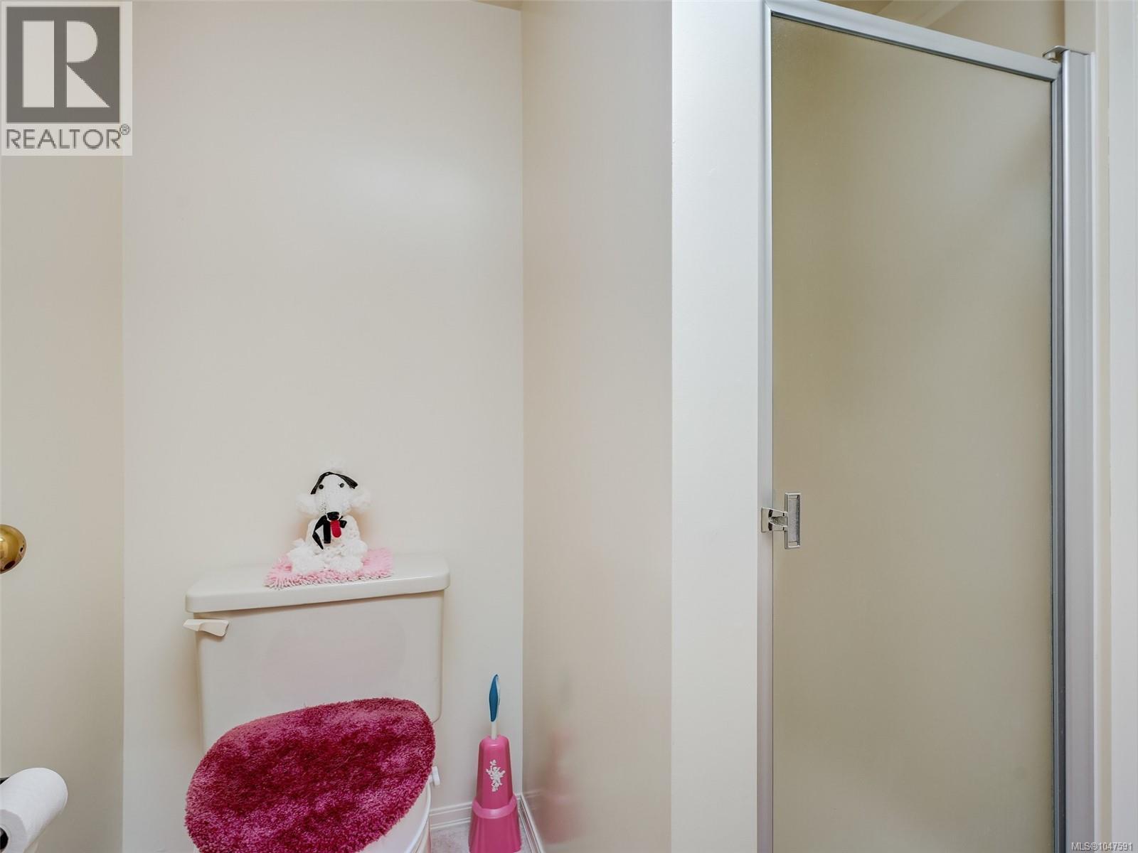2 1309 McKenzie Avenue, Saanich
