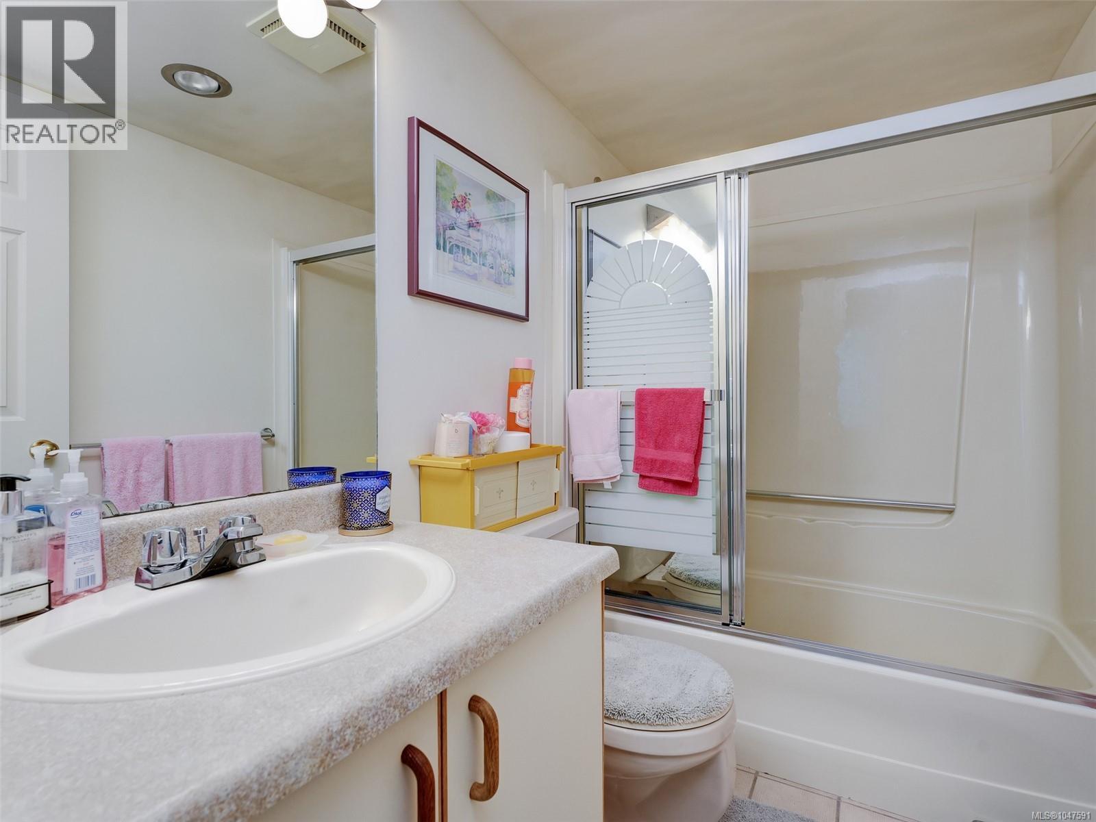 2 1309 McKenzie Avenue, Saanich