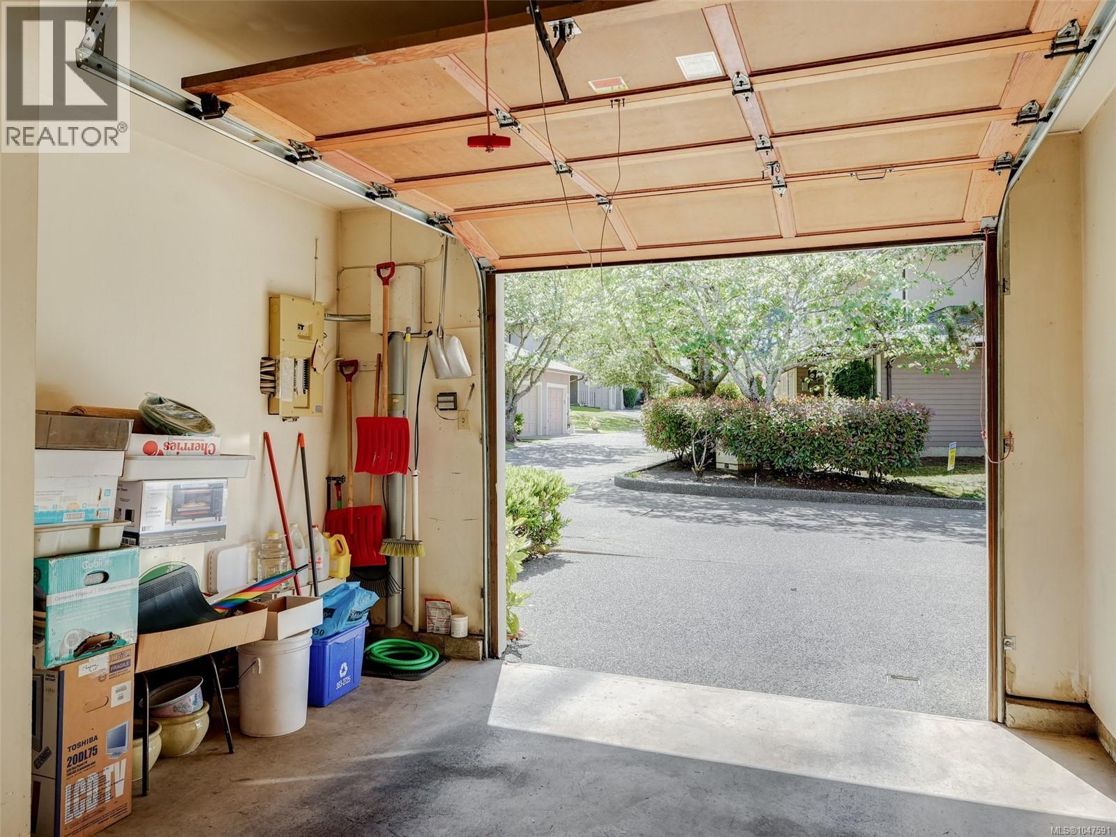 2 1309 McKenzie Avenue, Saanich
