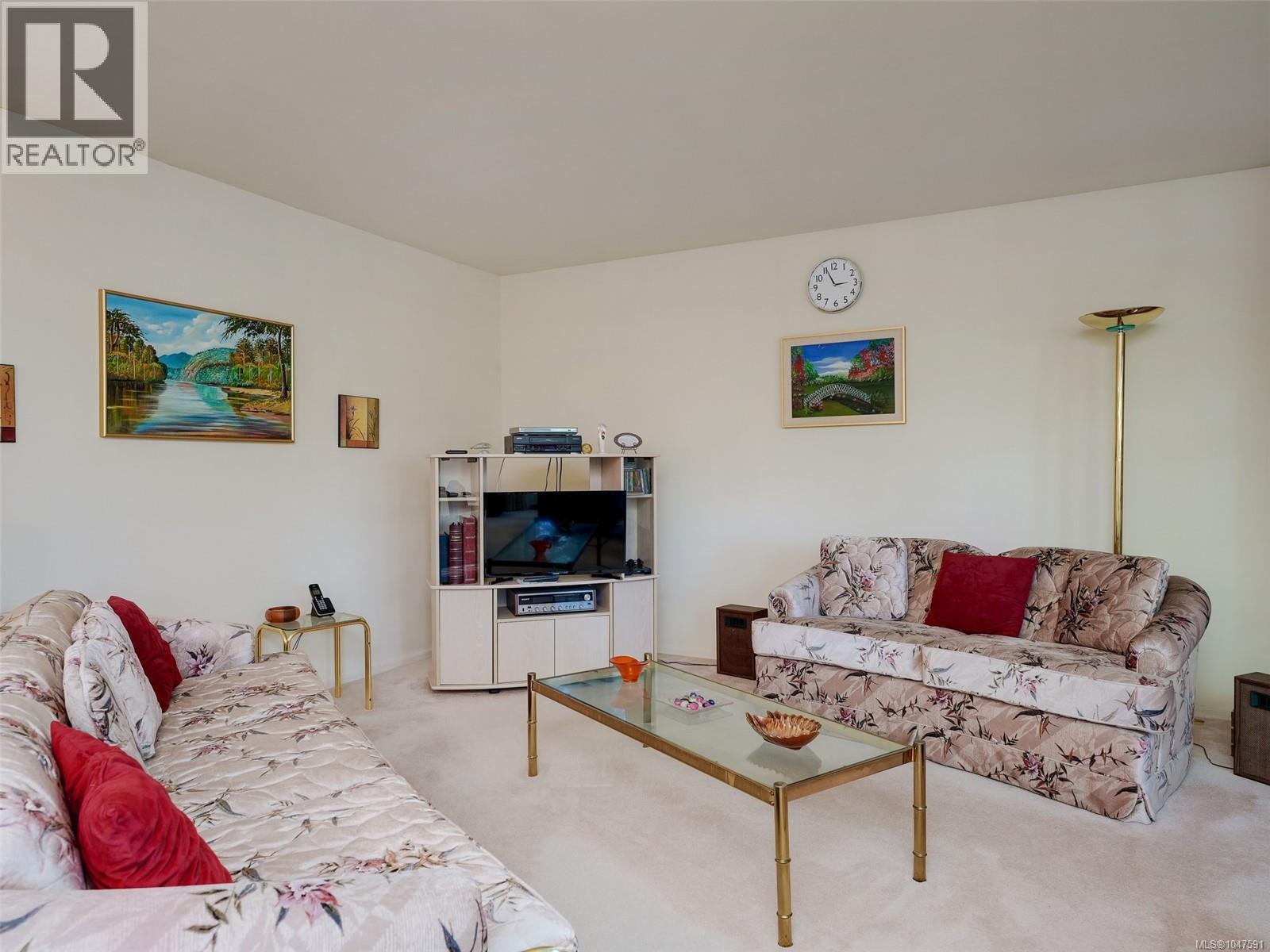 2 1309 McKenzie Avenue, Saanich