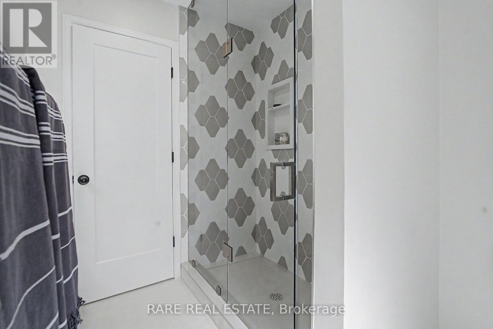 521 HICKORY STREET N - Image 24