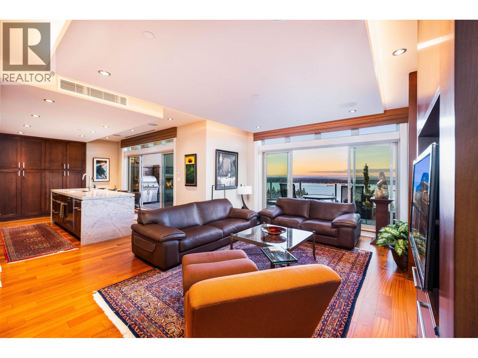 101 2535 GARDEN COURT, West Vancouver
