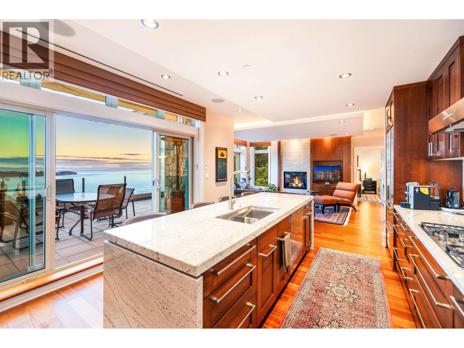 101 2535 GARDEN COURT, West Vancouver