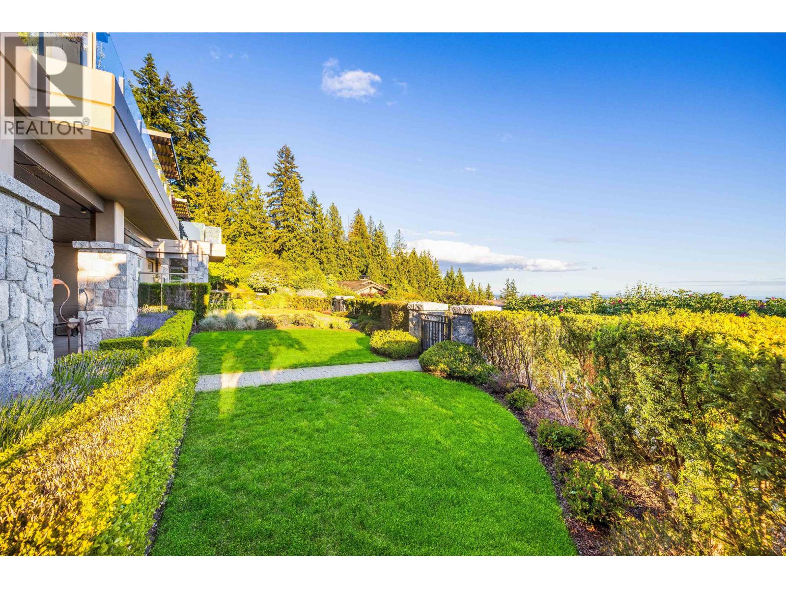 101 2535 GARDEN COURT, West Vancouver