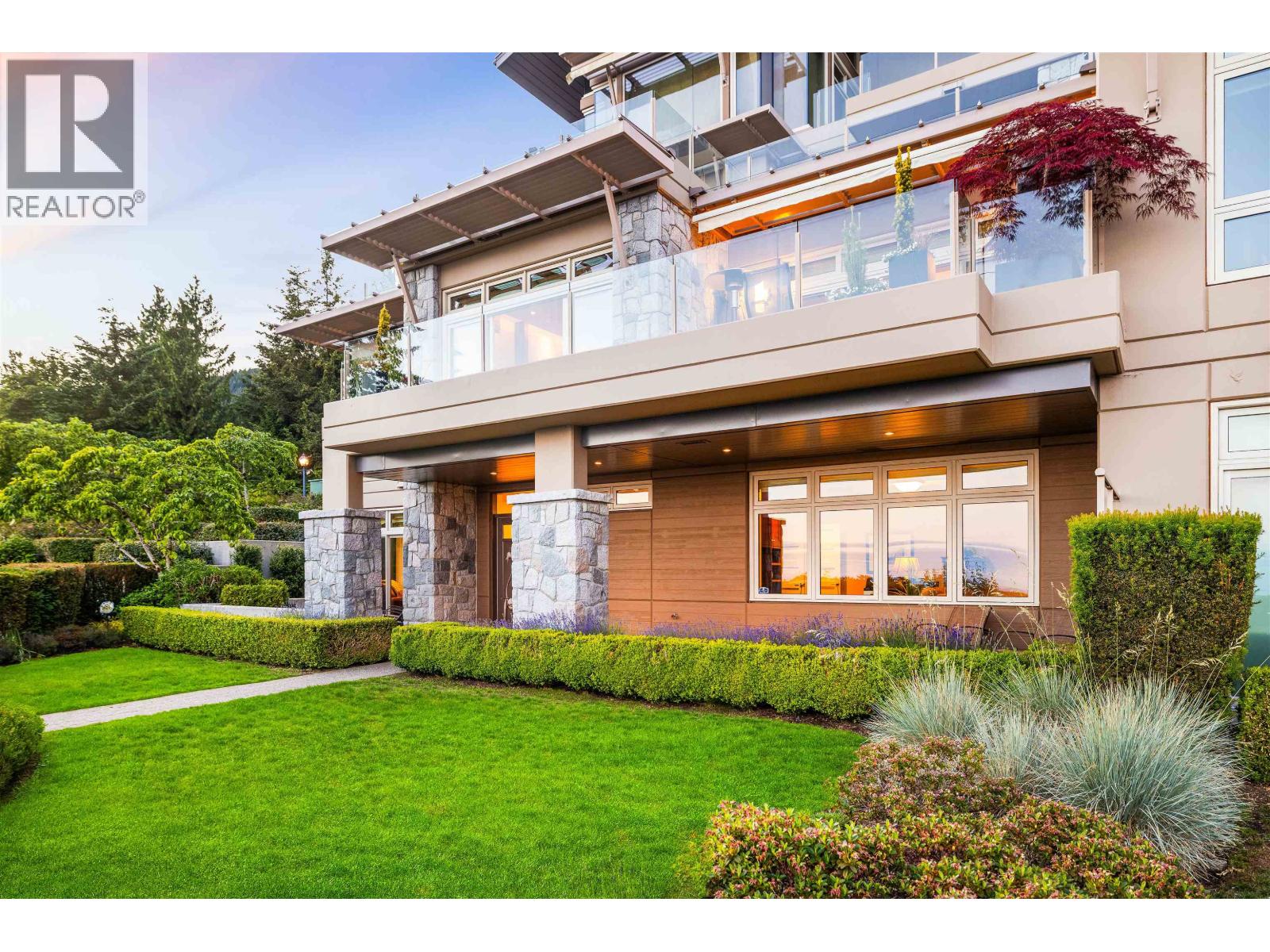 101 2535 GARDEN COURT, West Vancouver