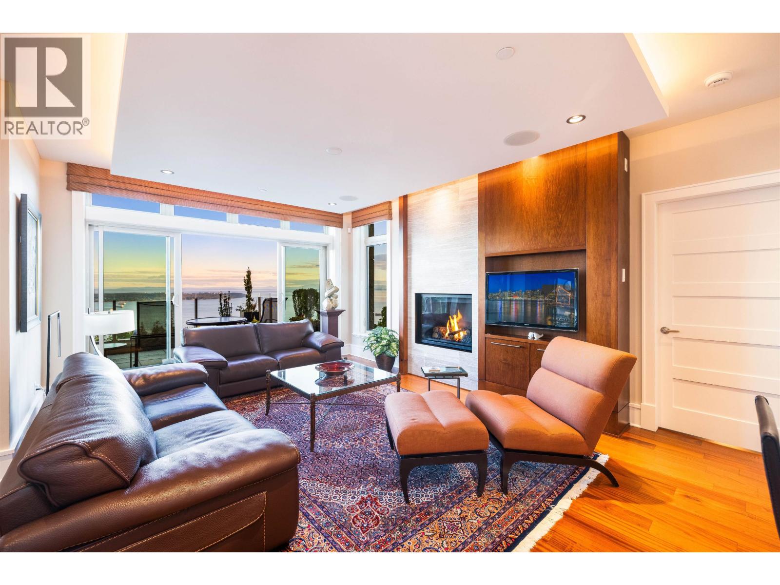101 2535 GARDEN COURT, West Vancouver