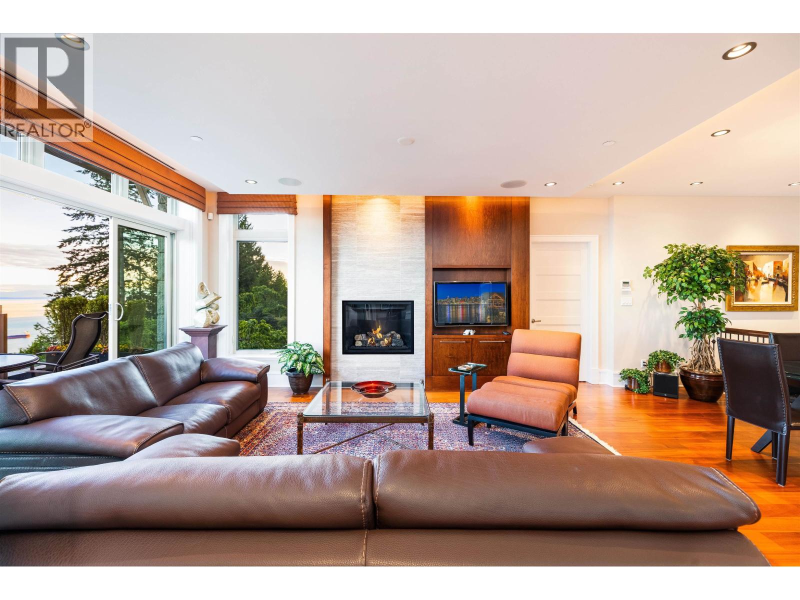 101 2535 GARDEN COURT, West Vancouver