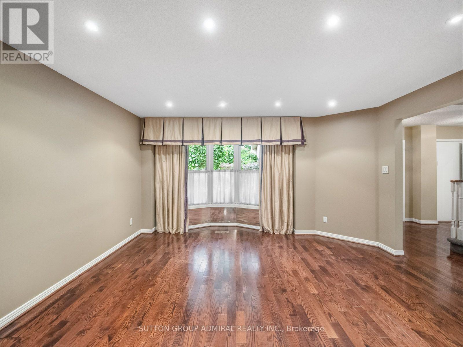 19 JESSICA GARDENS - 14