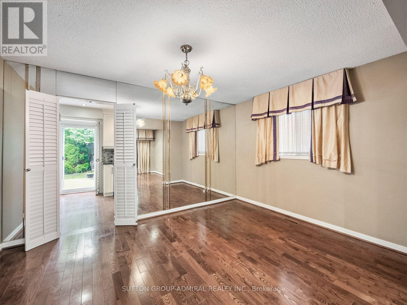 19 JESSICA GARDENS - 16