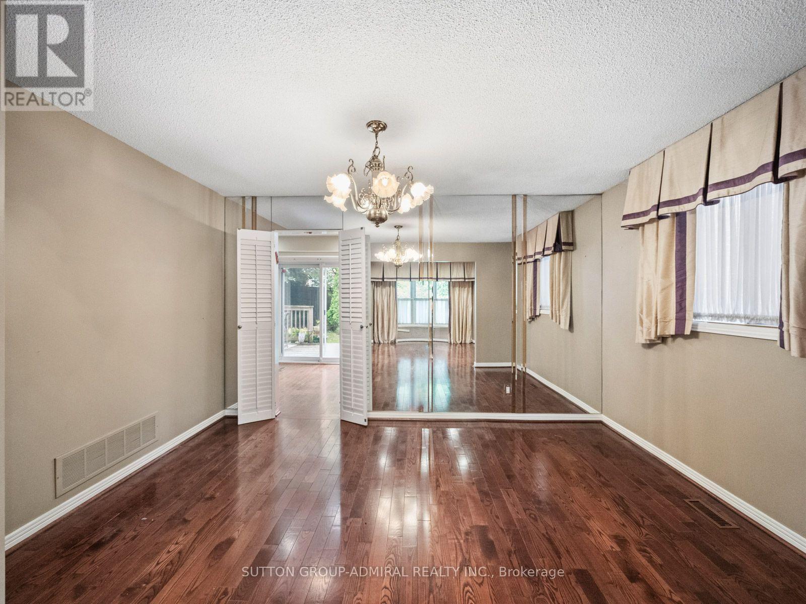 19 JESSICA GARDENS - 17
