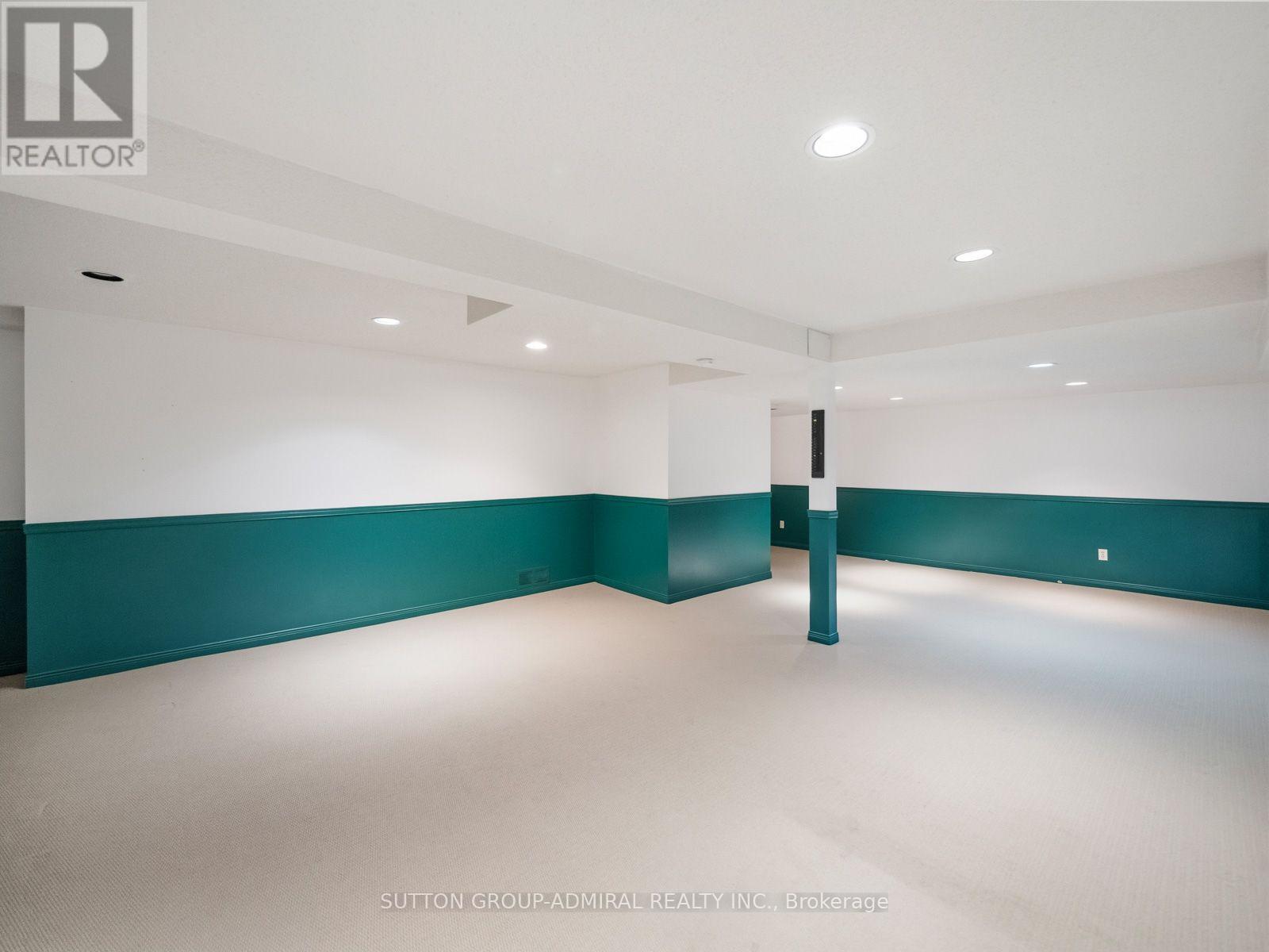 19 JESSICA GARDENS - Image 32