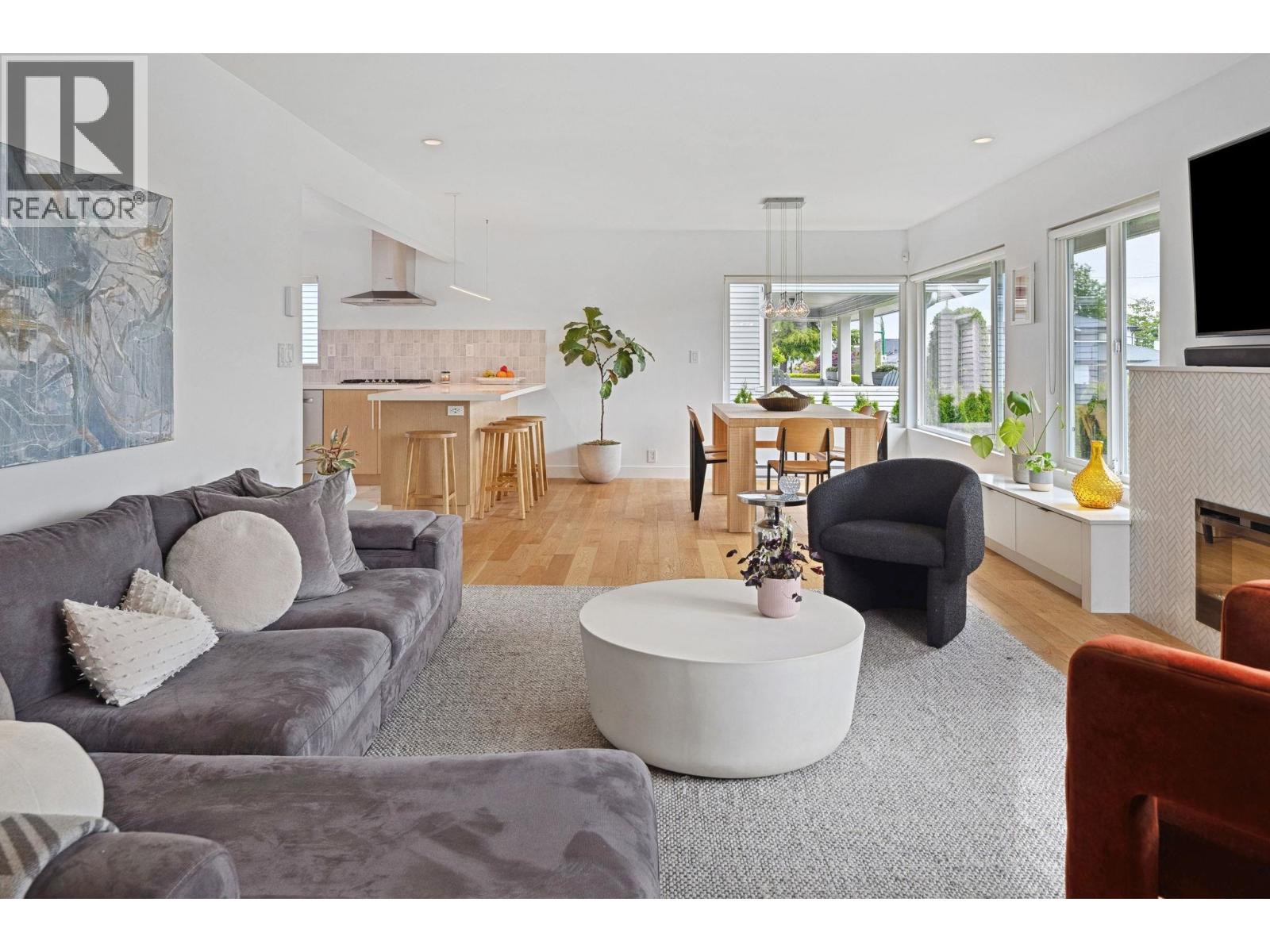 8647 10TH AVENUE, Burnaby — photo 3