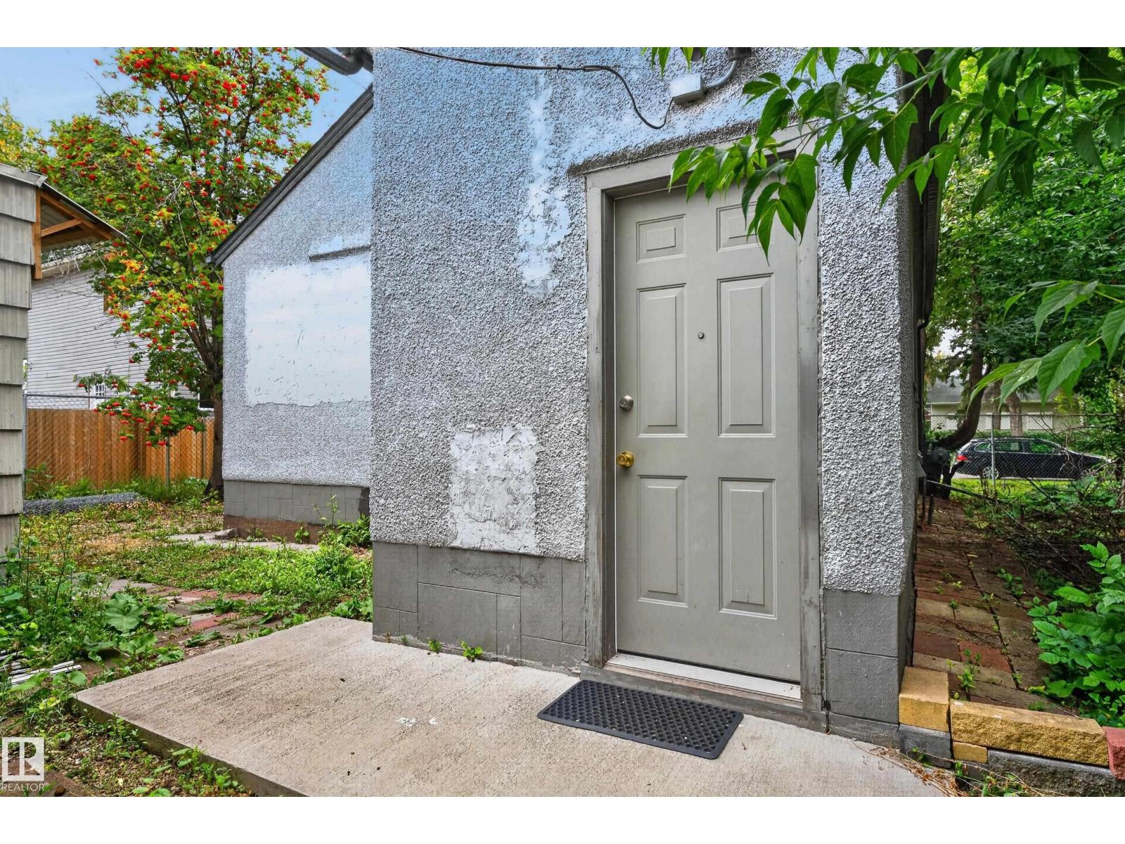 9317 112 AV NW - 29
