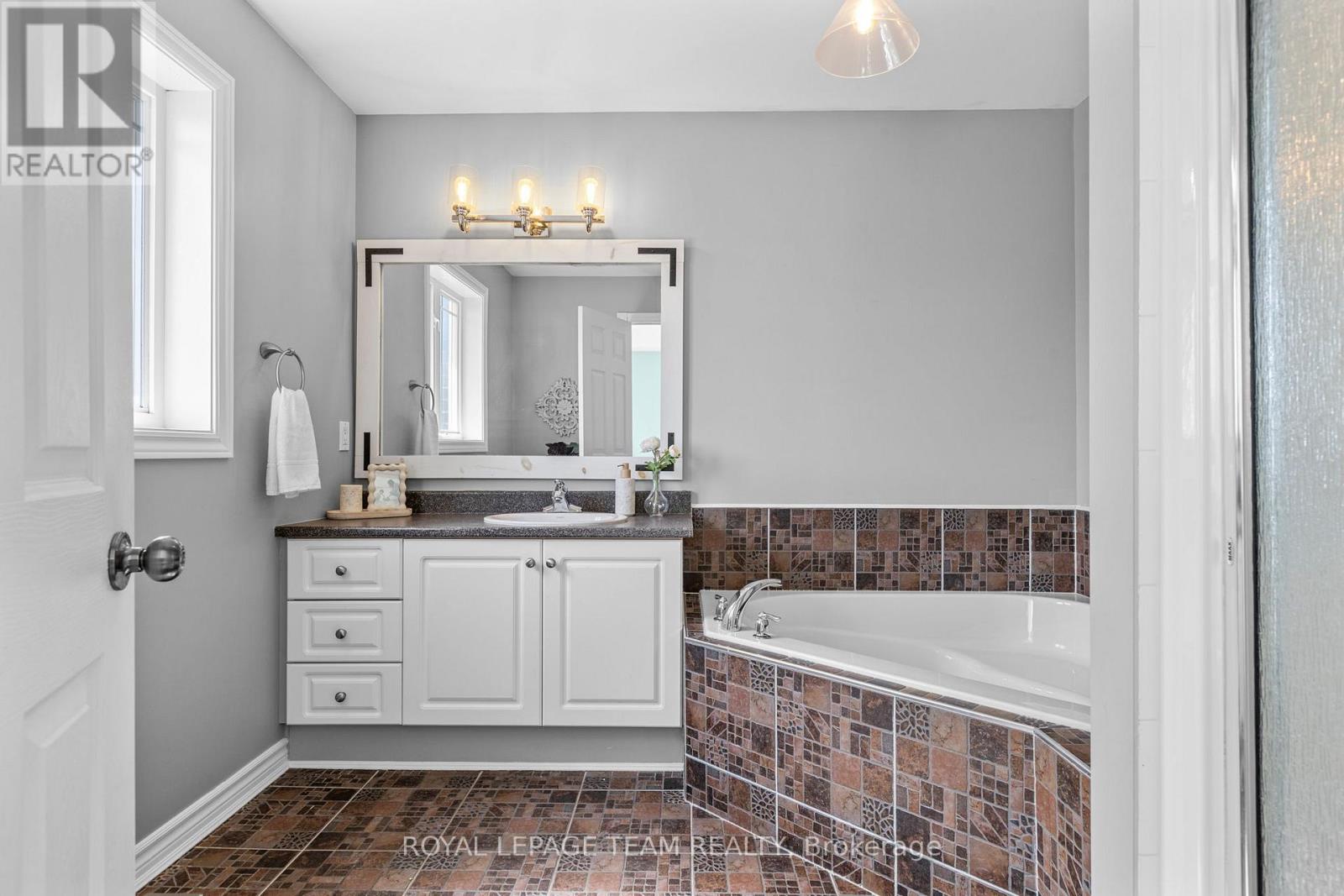 3 Bed, 3 Bath House for Sale in Russell – 408 CENTENAIRE STREET, Russell – MLS# X13756314 - Image 29