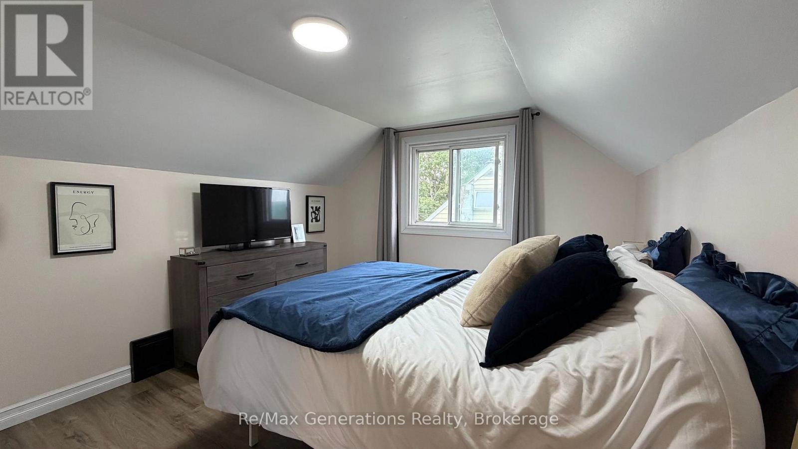 72 HUDSON DRIVE S - 17