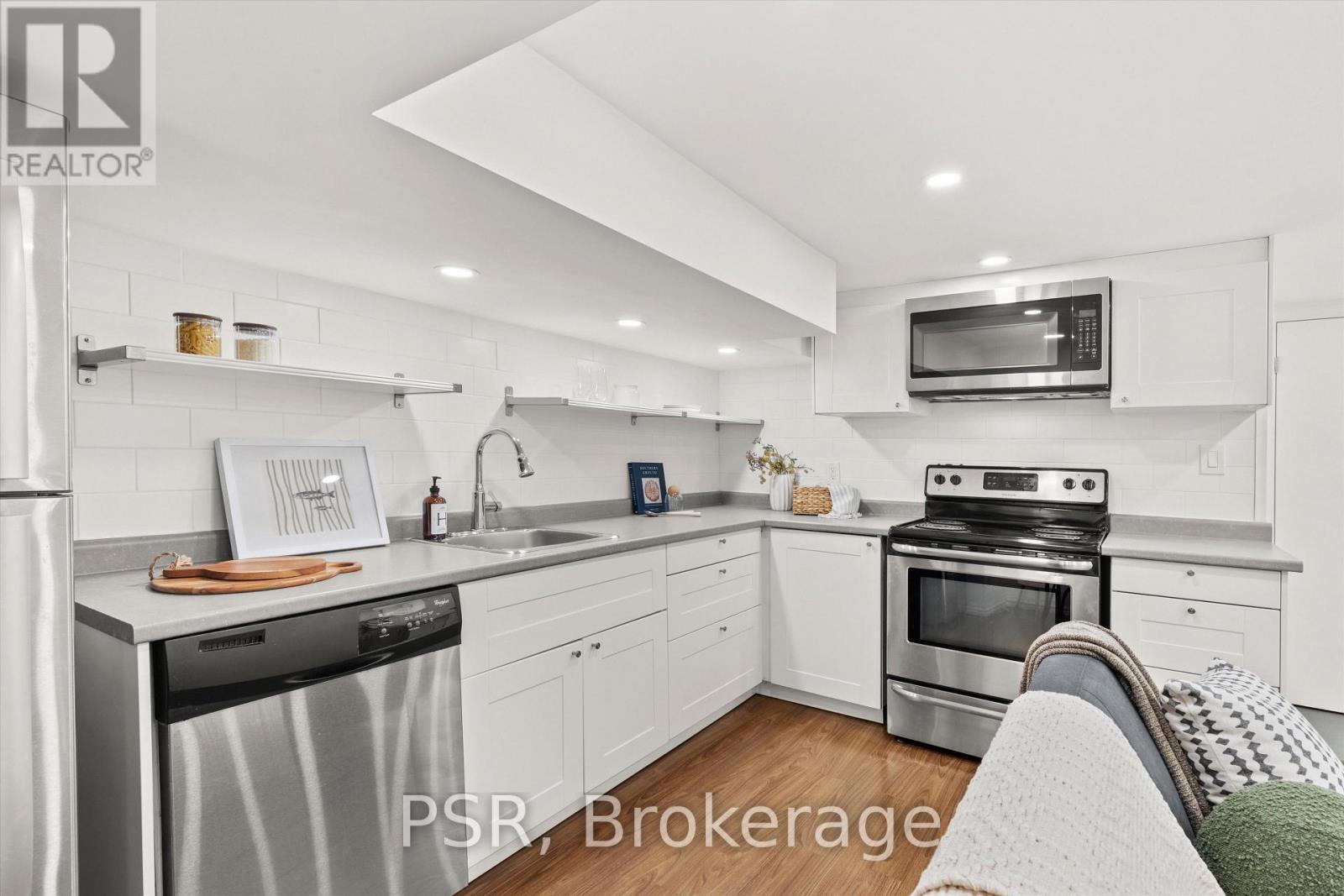 16 MACKENZIE CRESCENT - 46
