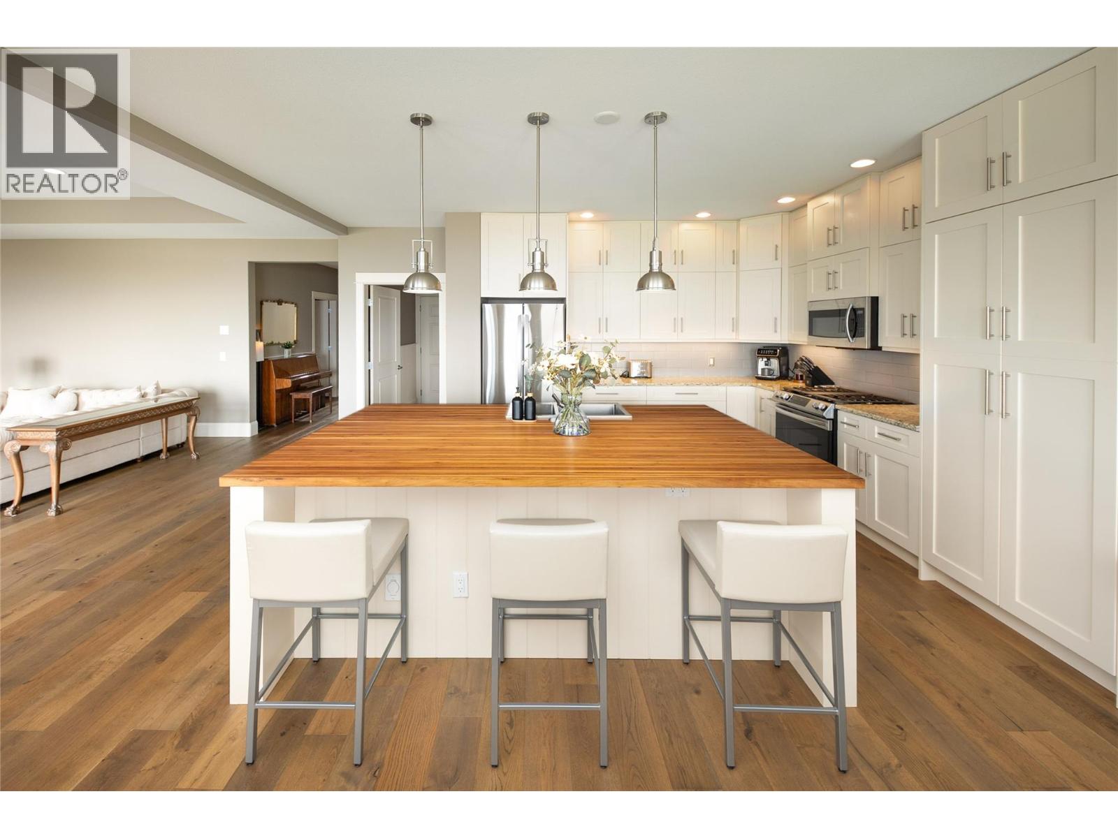 856 Hewetson Avenue, Kelowna
