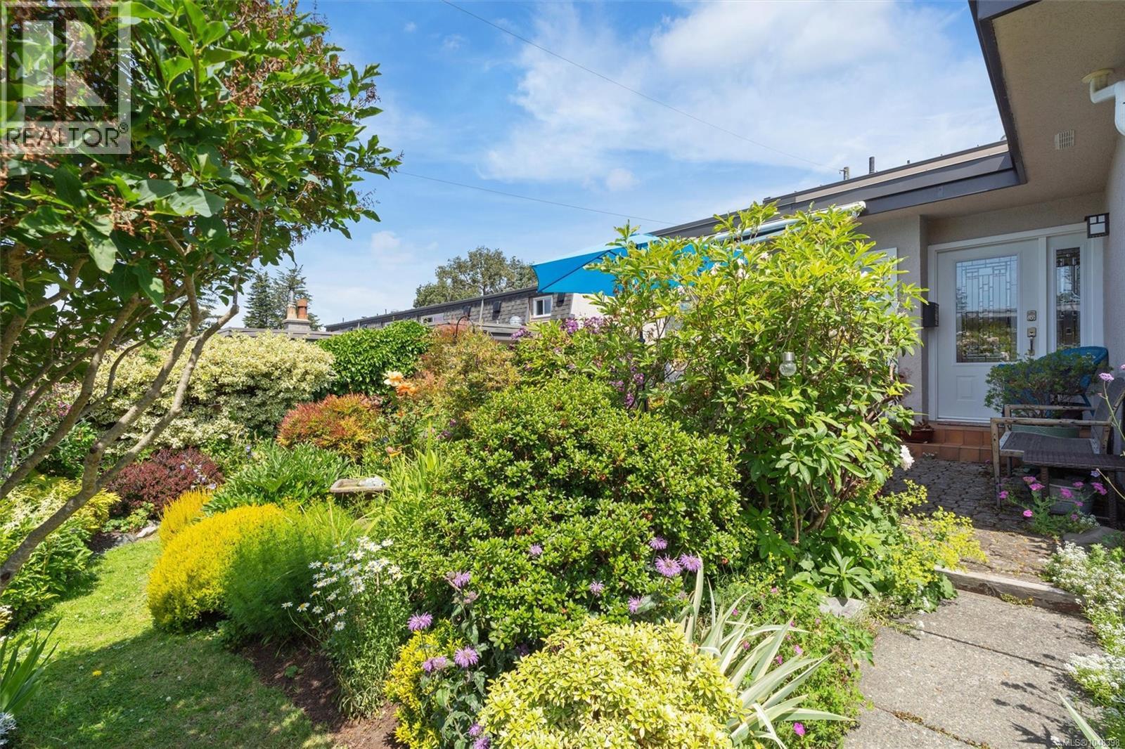 7 3060 Harriet Road, Saanich