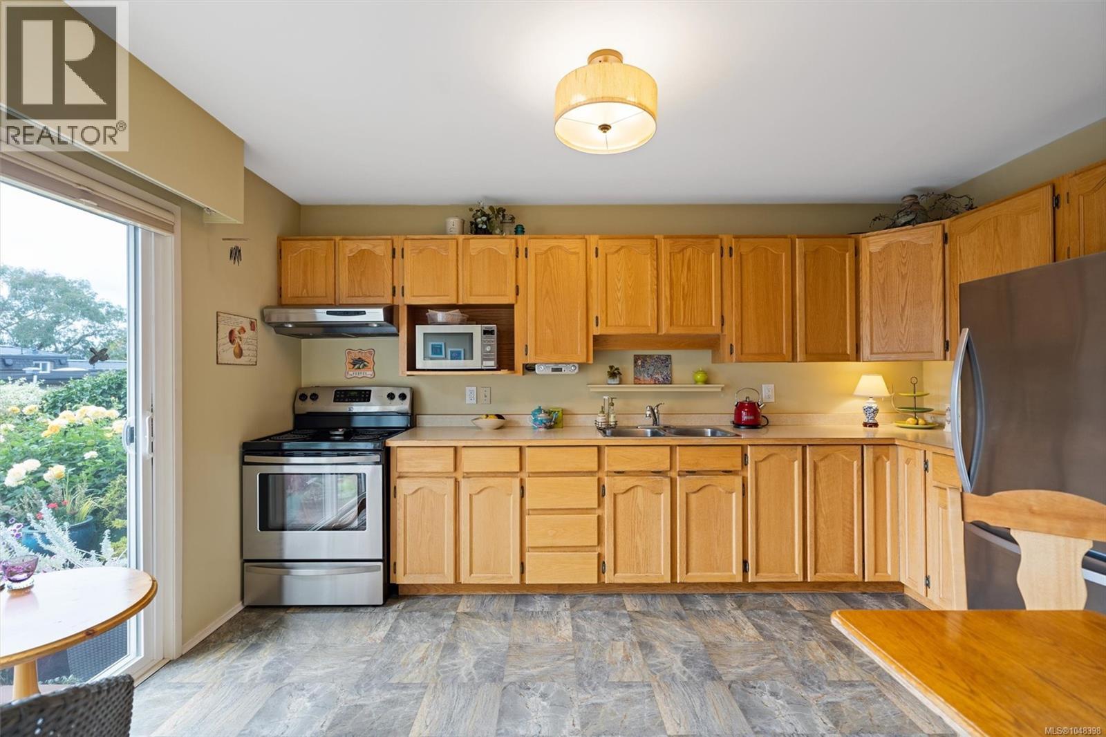 7 3060 Harriet Road, Saanich