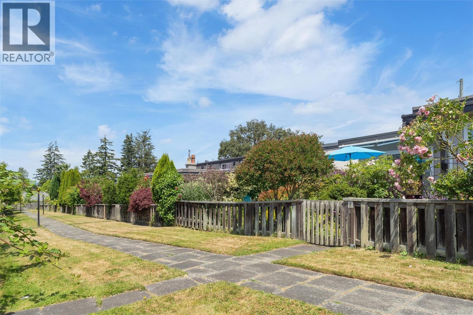 7 3060 Harriet Road, Saanich