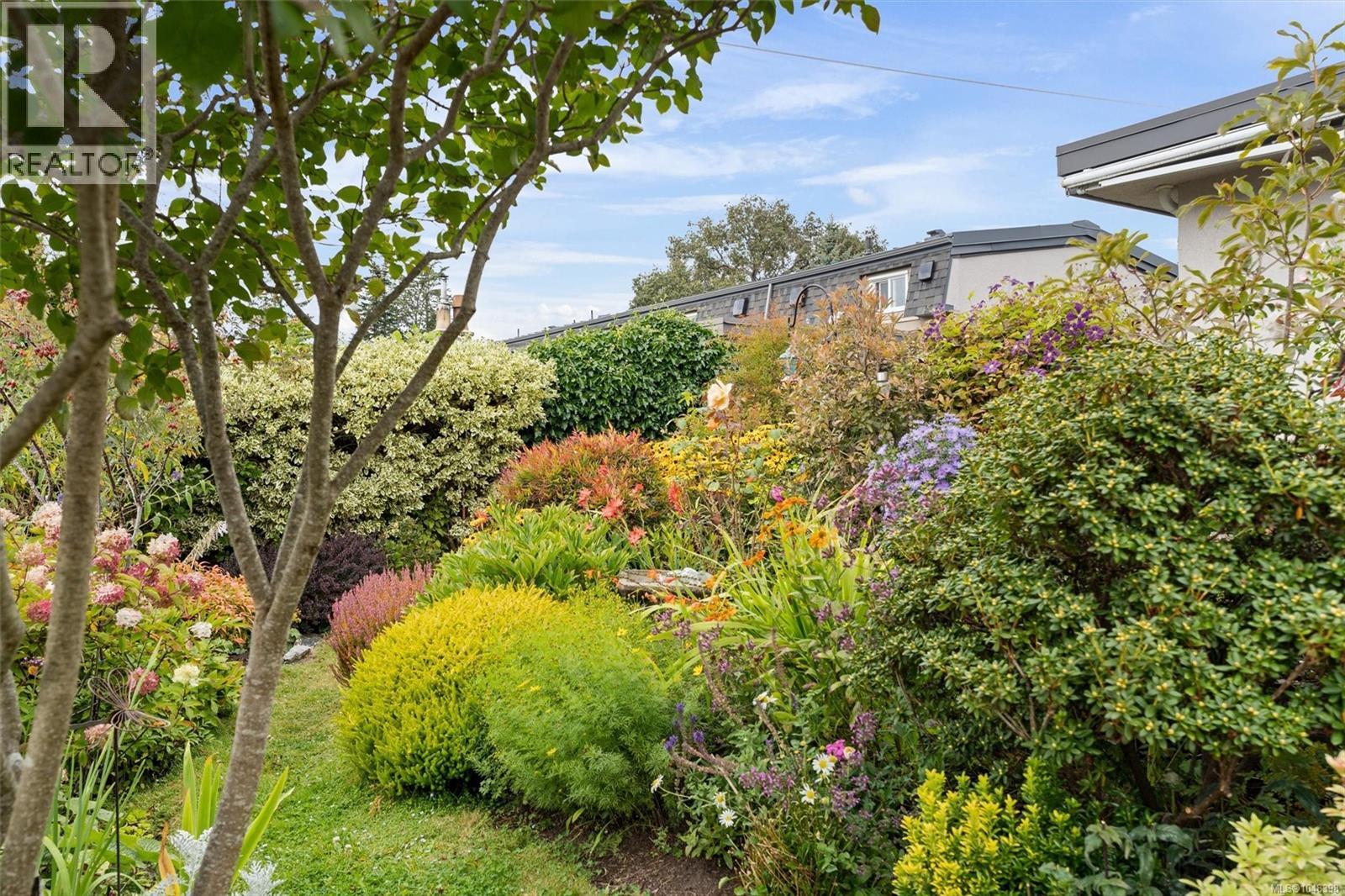 7 3060 Harriet Road, Saanich
