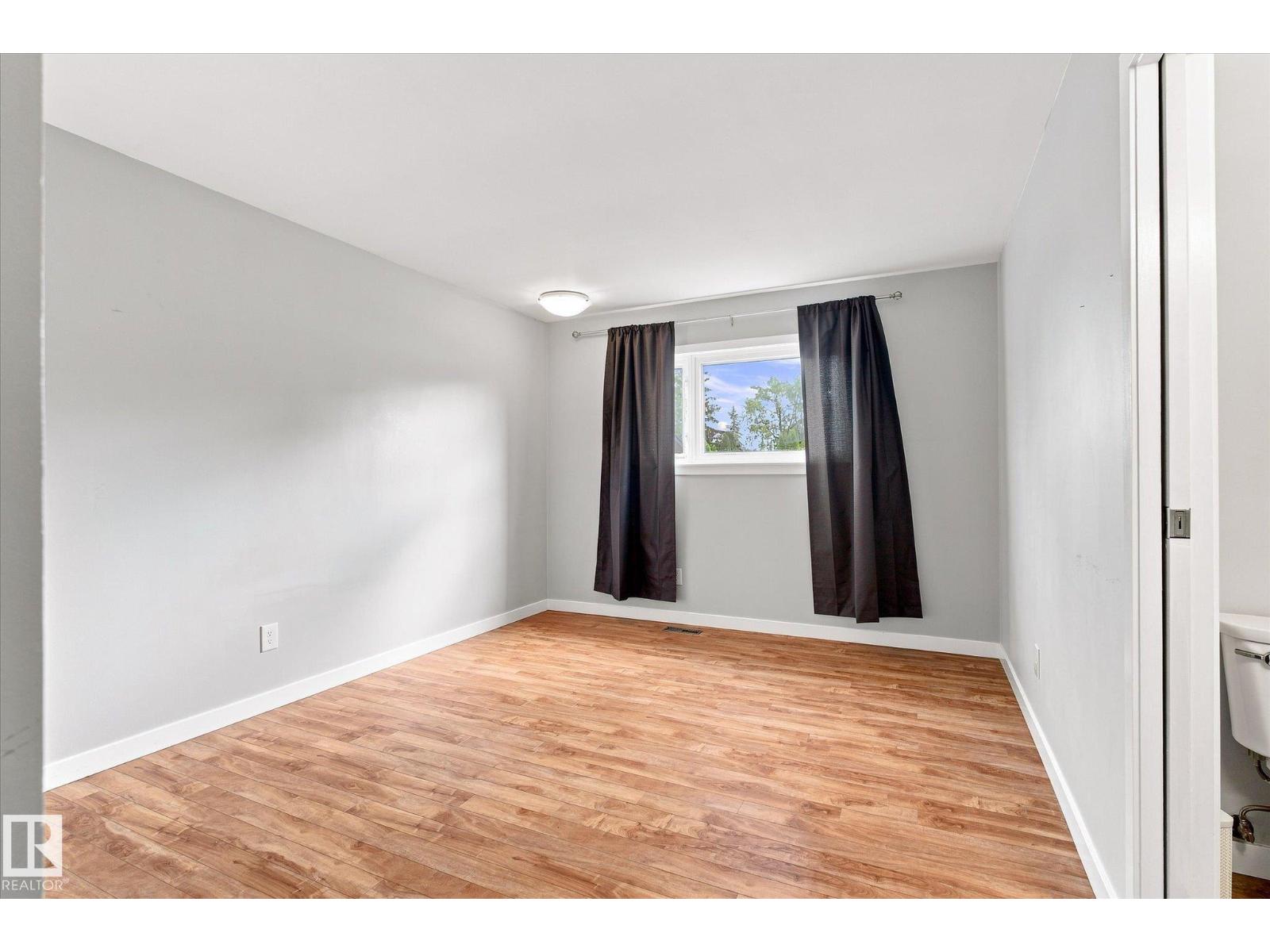 9345 79 ST - 15