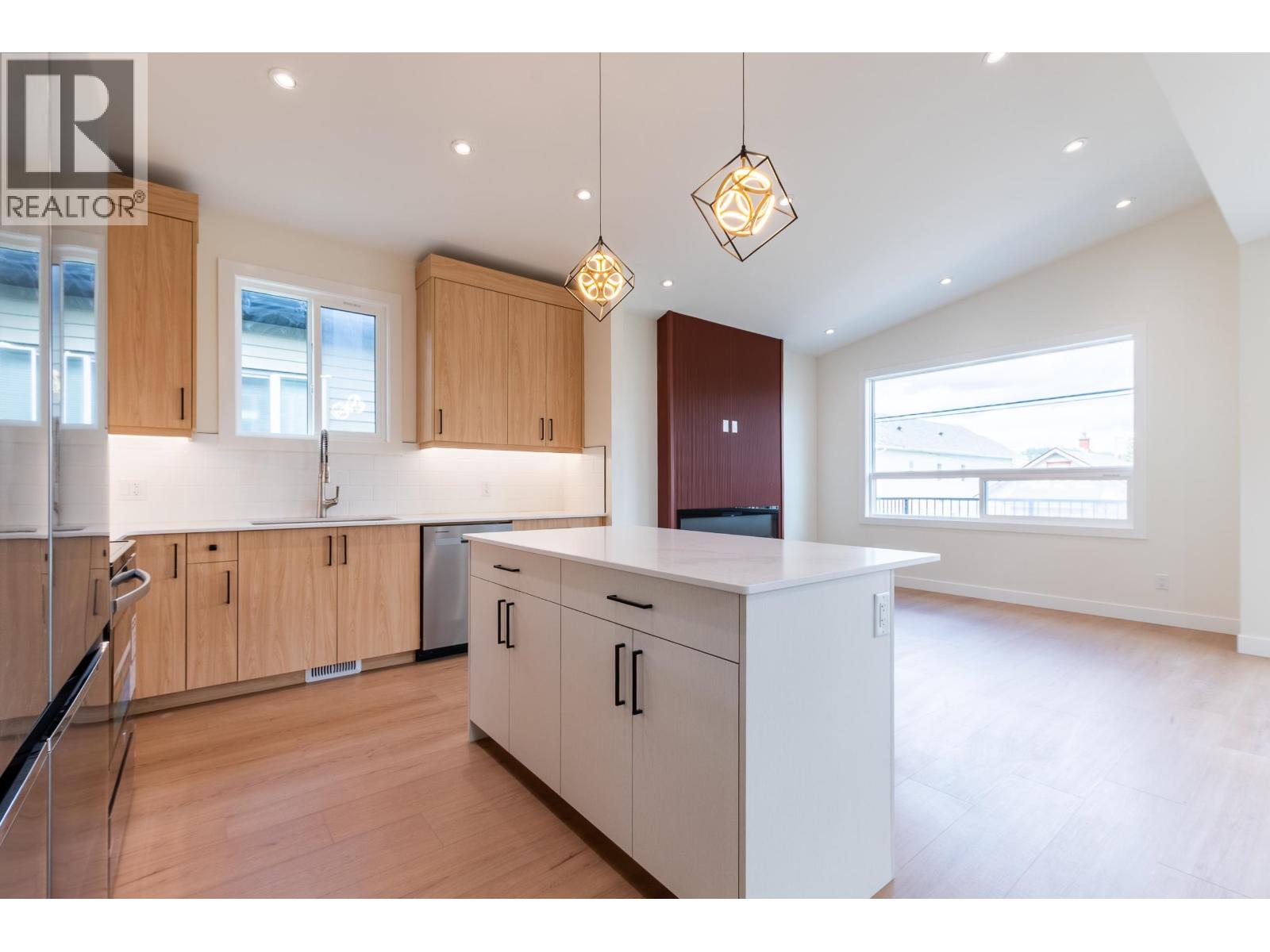 Photo 8 of 39 — 1660 11TH AVENUE · Prince George, BC