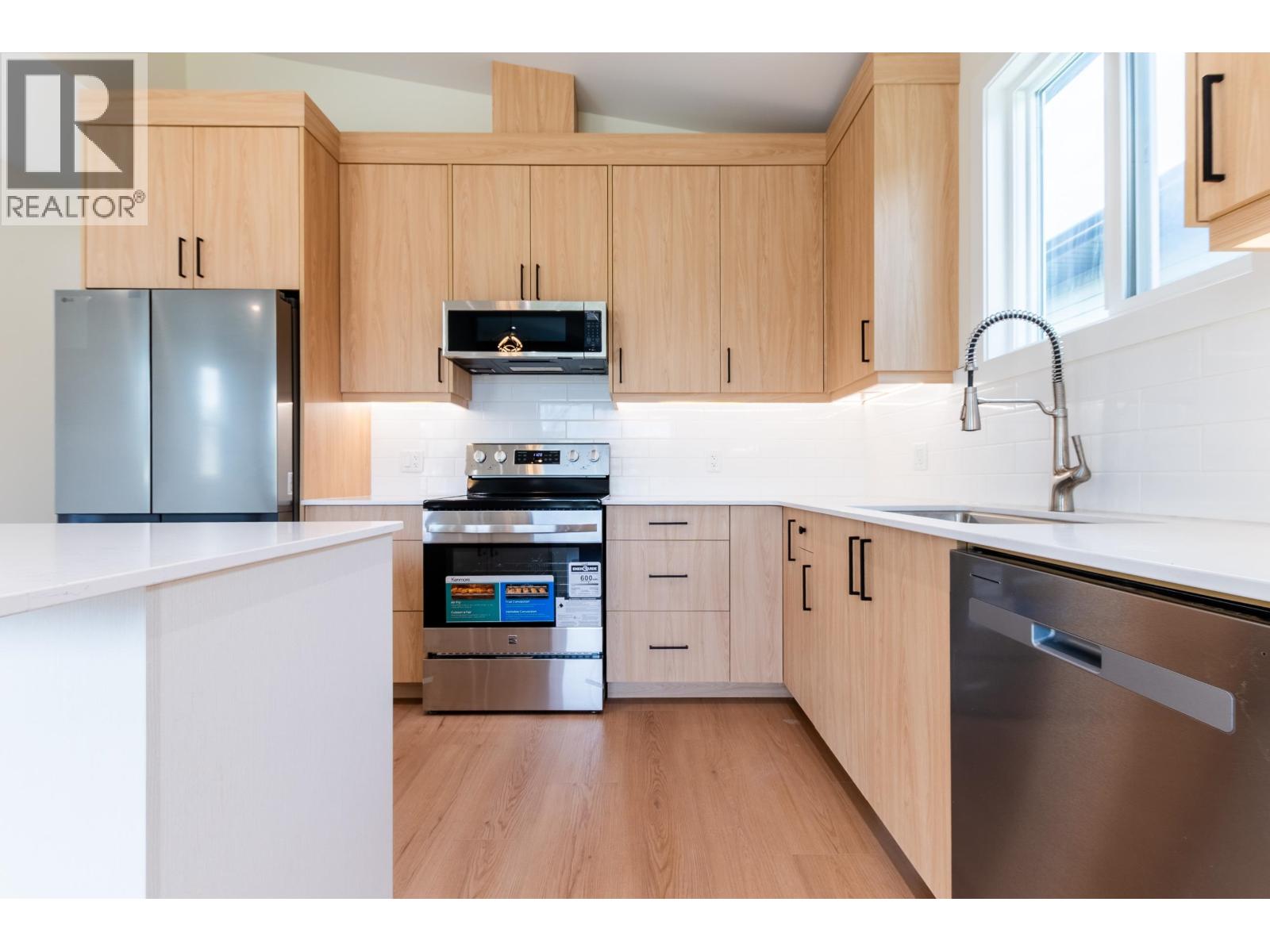 Photo 11 of 39 — 1660 11TH AVENUE · Prince George, BC