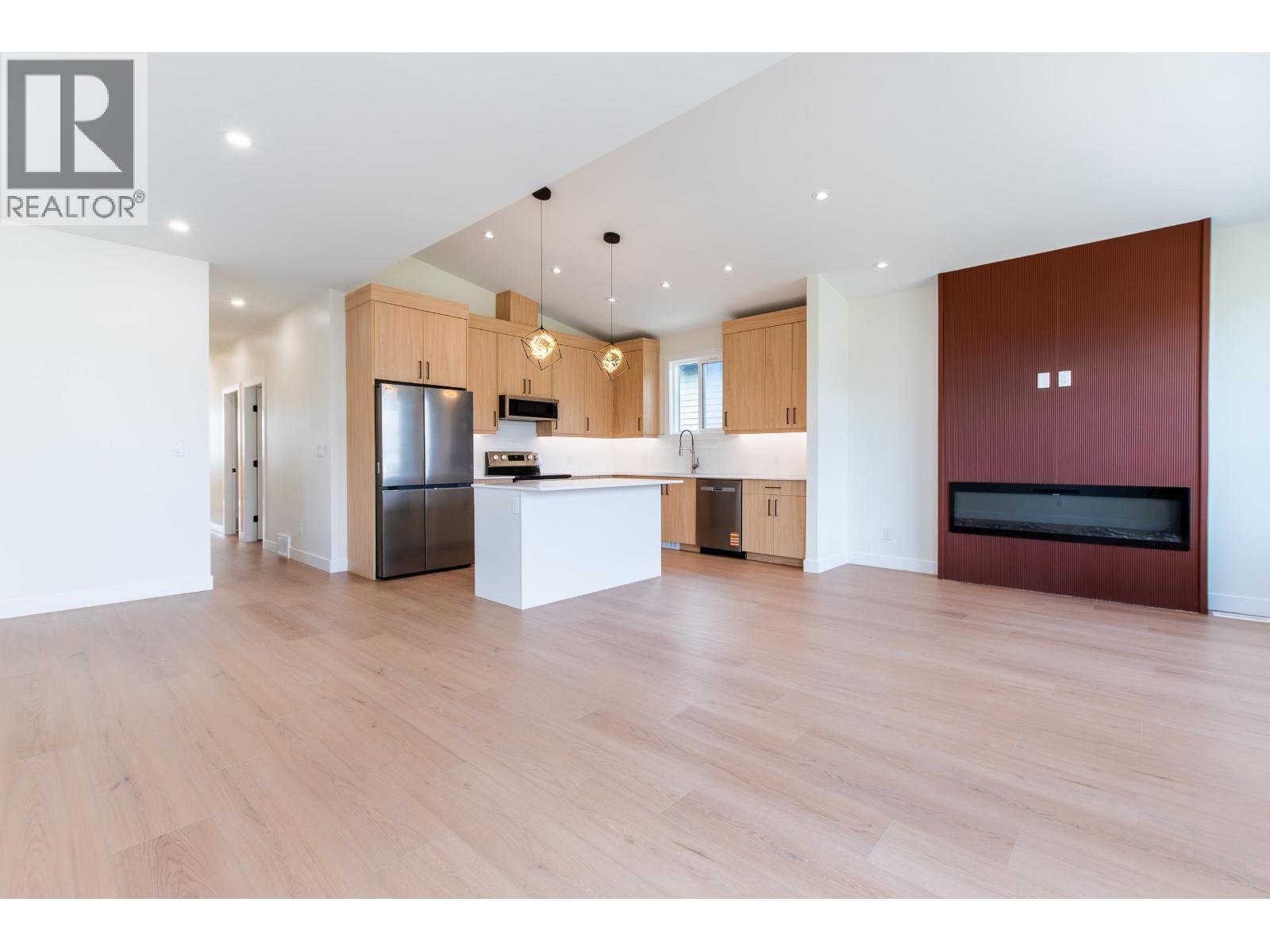 Photo 17 of 39 — 1660 11TH AVENUE · Prince George, BC