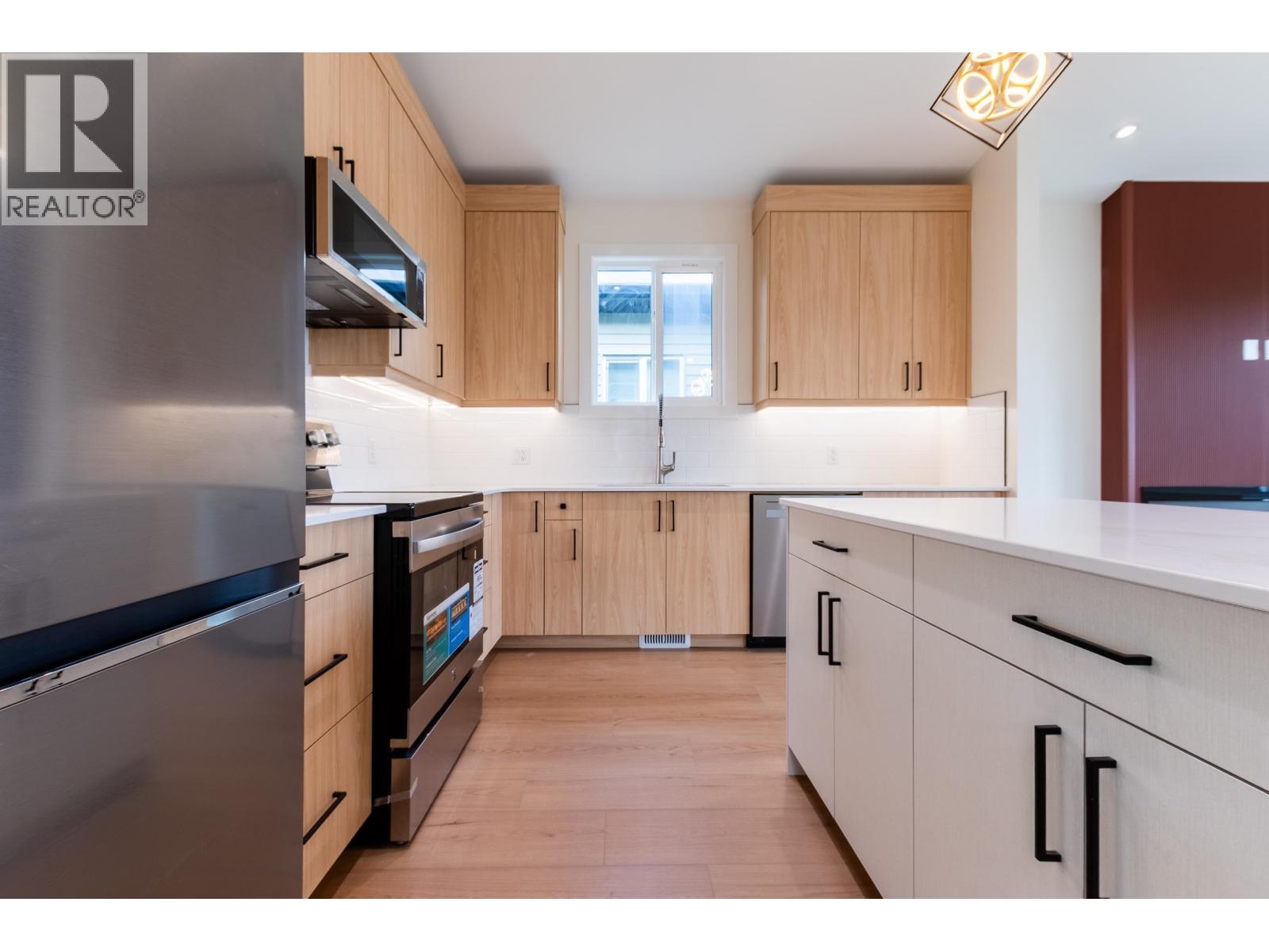 Photo 9 of 39 — 1660 11TH AVENUE · Prince George, BC