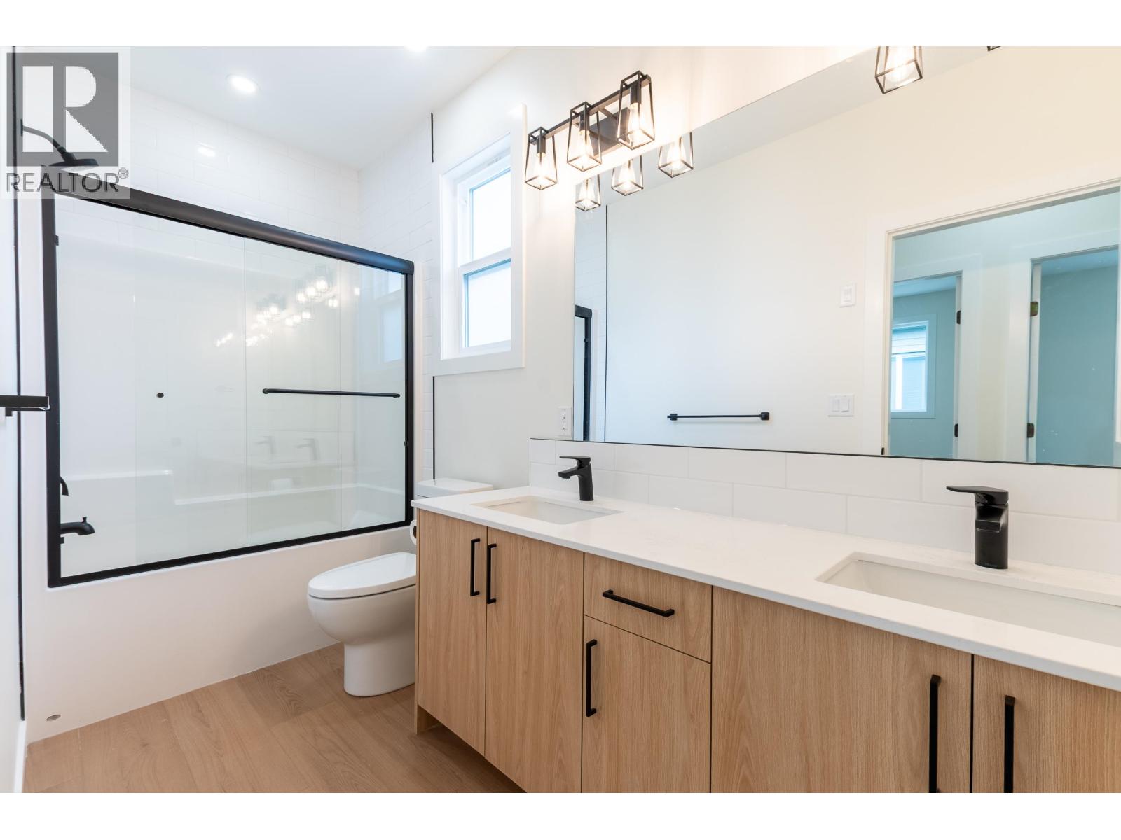 Photo 20 of 39 — 1660 11TH AVENUE · Prince George, BC
