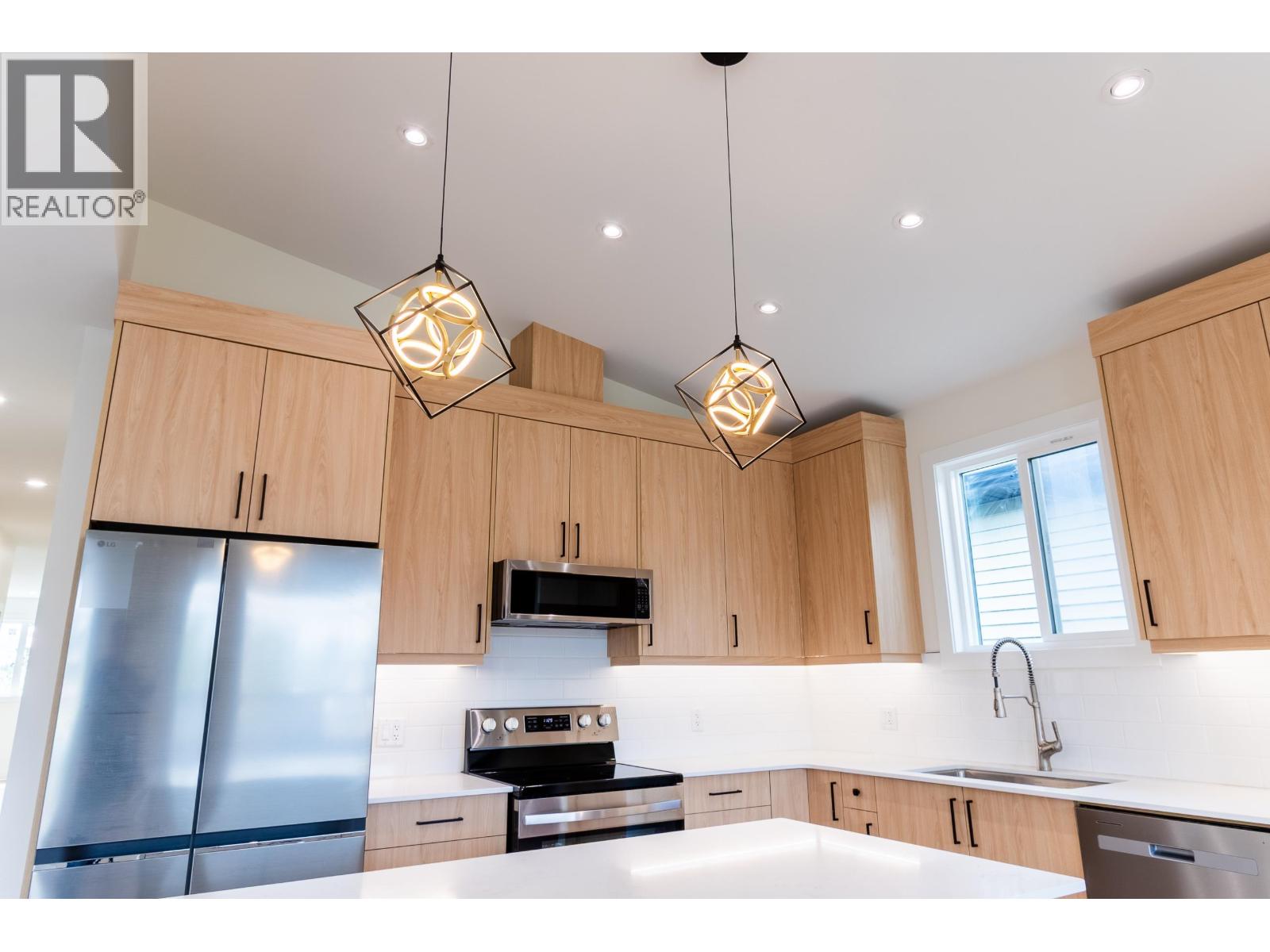 Photo 12 of 39 — 1660 11TH AVENUE · Prince George, BC