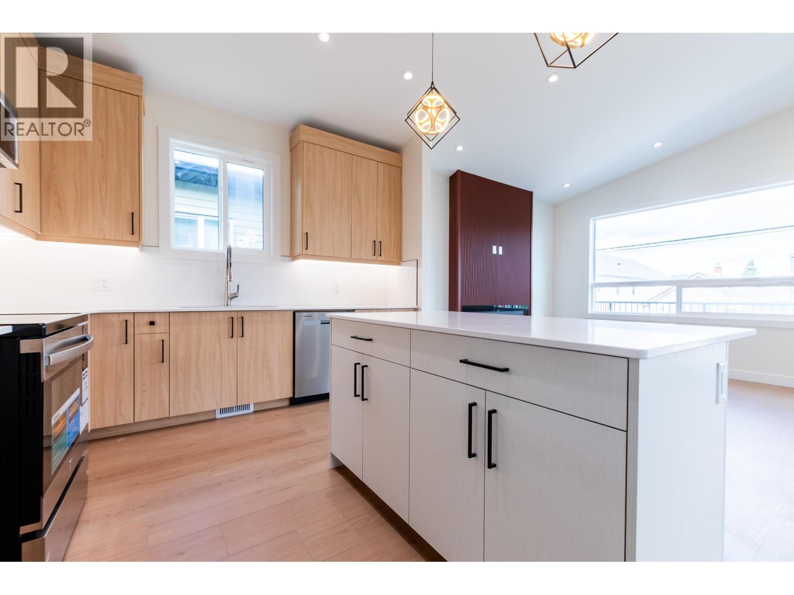 Photo 10 of 39 — 1660 11TH AVENUE · Prince George, BC
