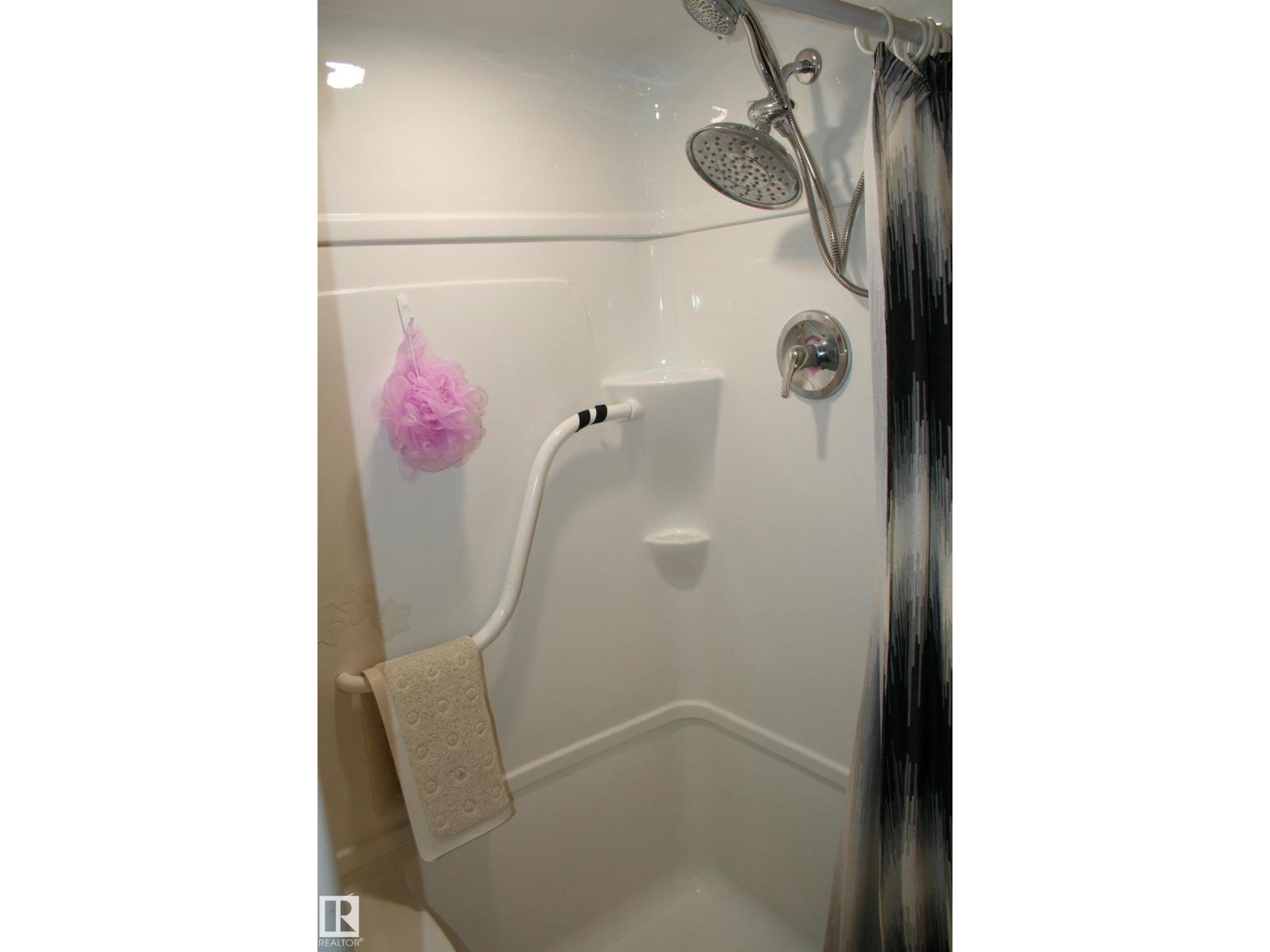 5219 52 ave - 16