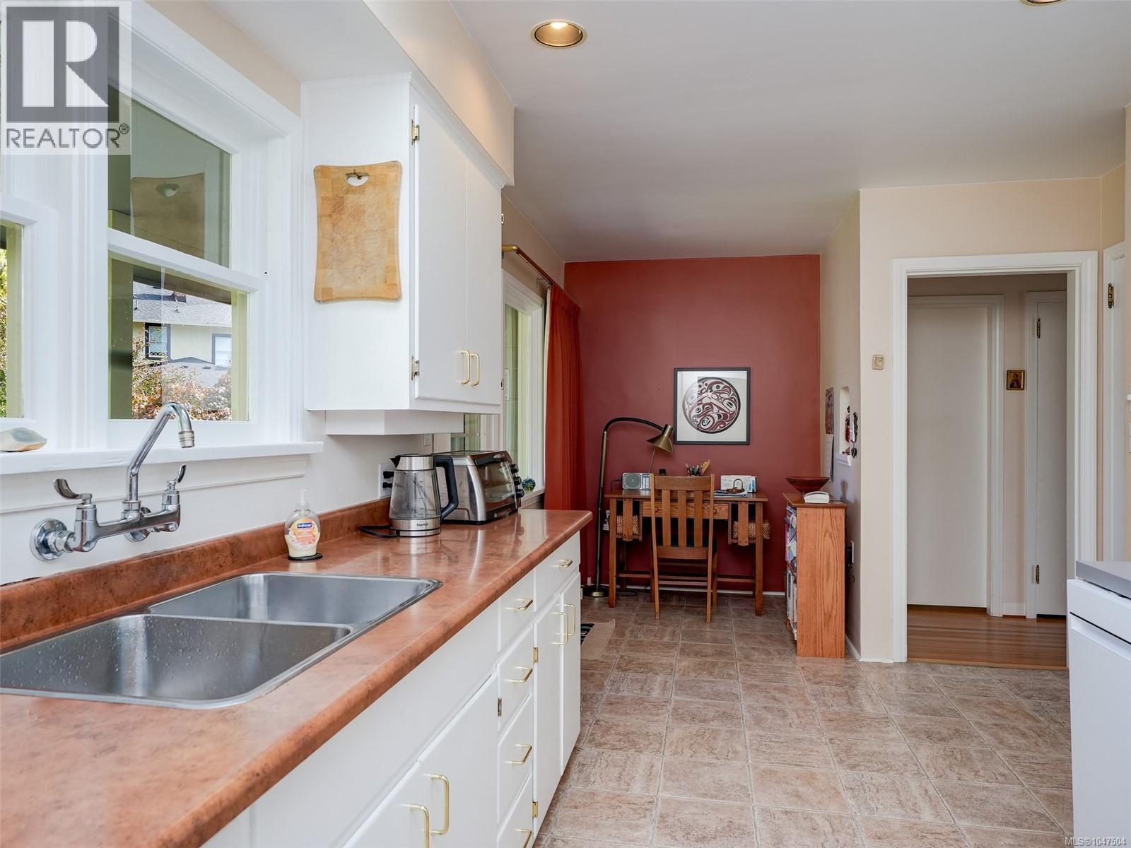  2568 Margate Avenue, Oak Bay