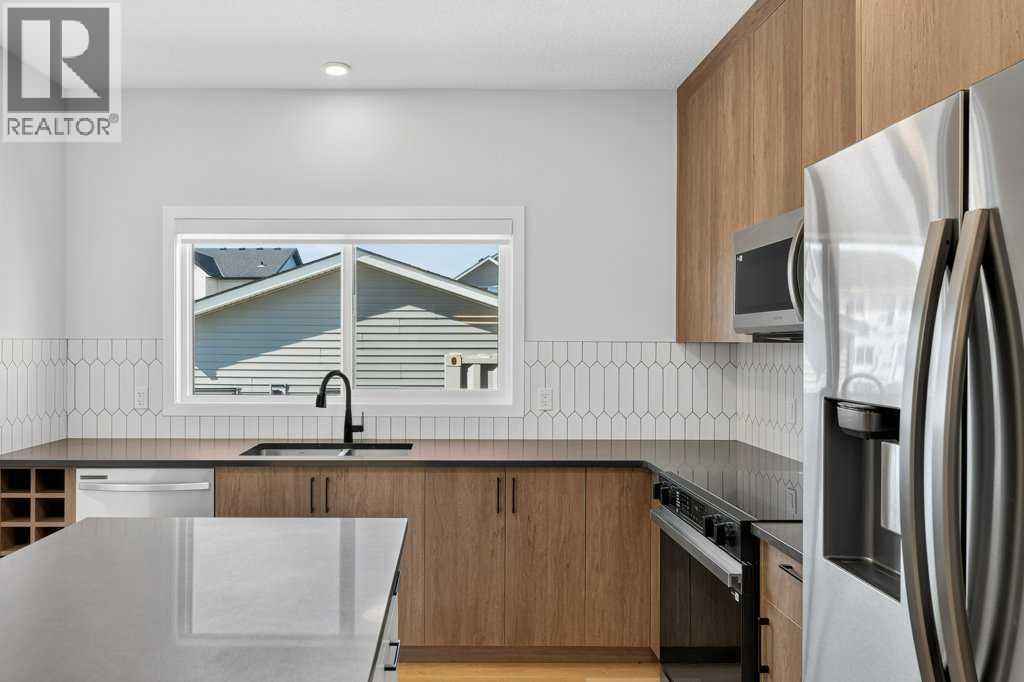 18 Chinook Winds Court SW - 17