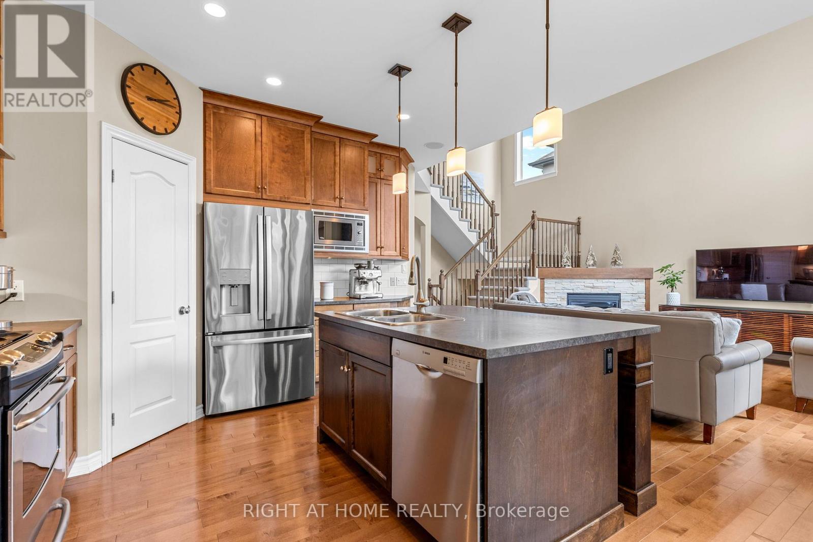 3 Bed, 3 Bath House for Sale in Ottawa – 983 FIELDFAIR WAY, Ottawa – MLS# X13756752 - Image 16