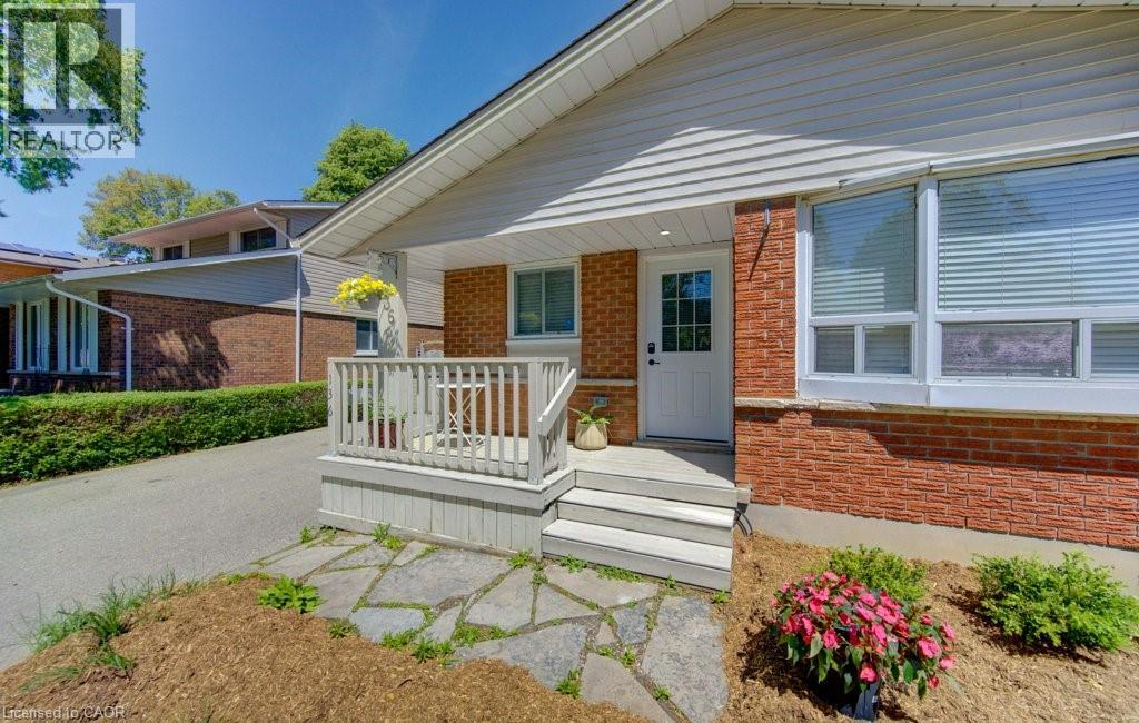 136 DUNSMERE Drive — photo 3