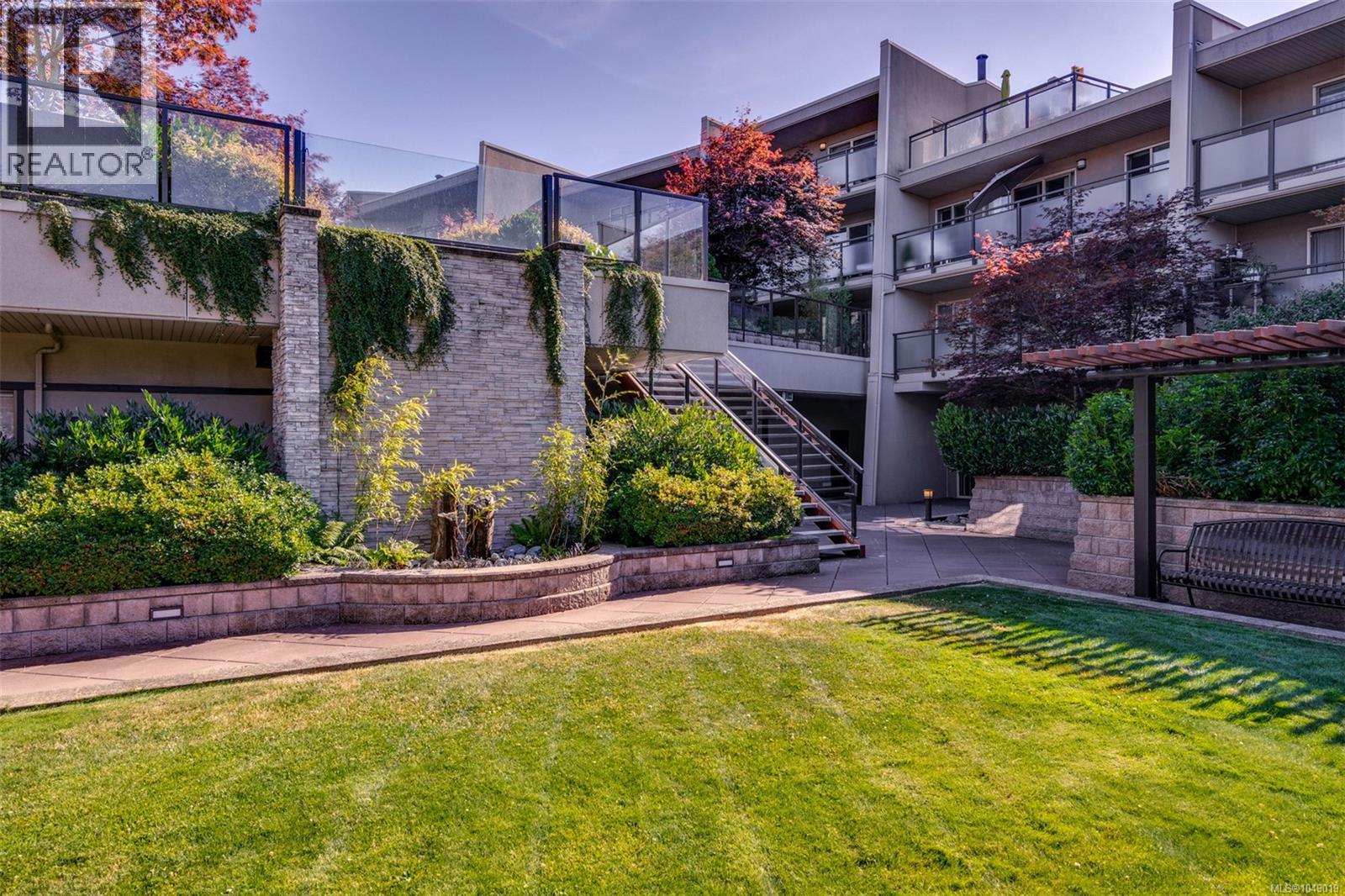 202 1419 Stadacona Avenue, Victoria